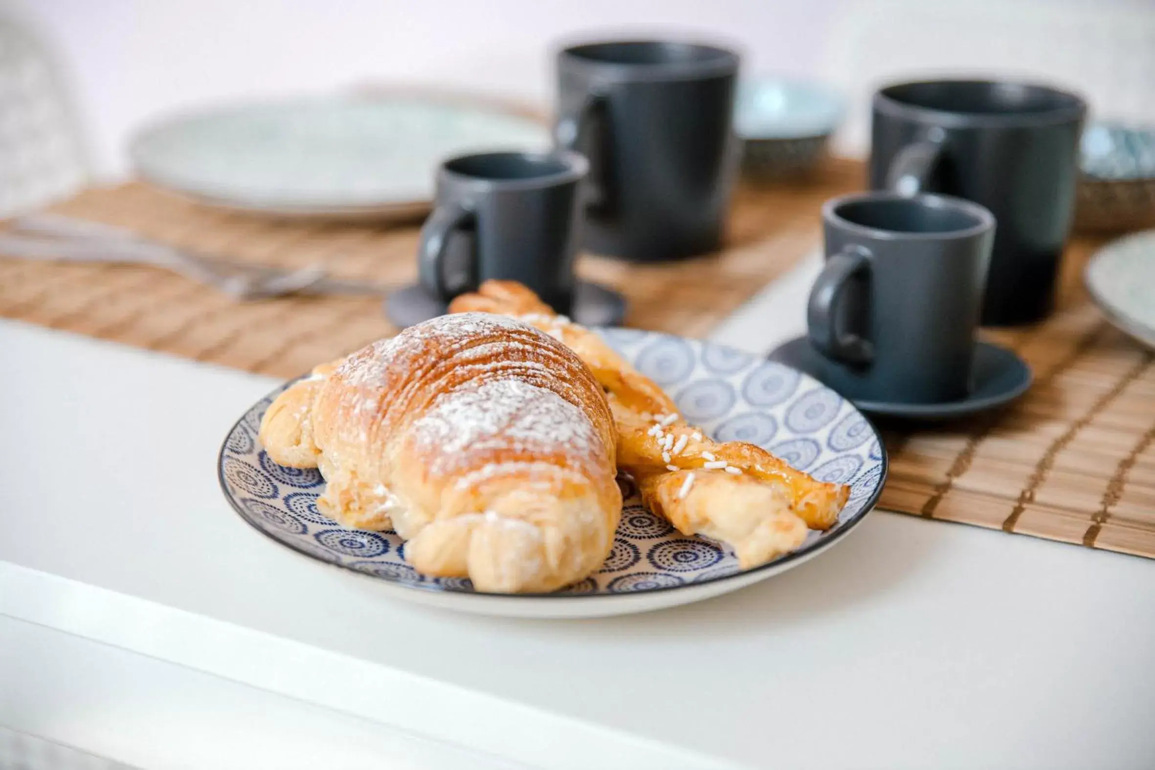 Breakfast in Downtown Rooms