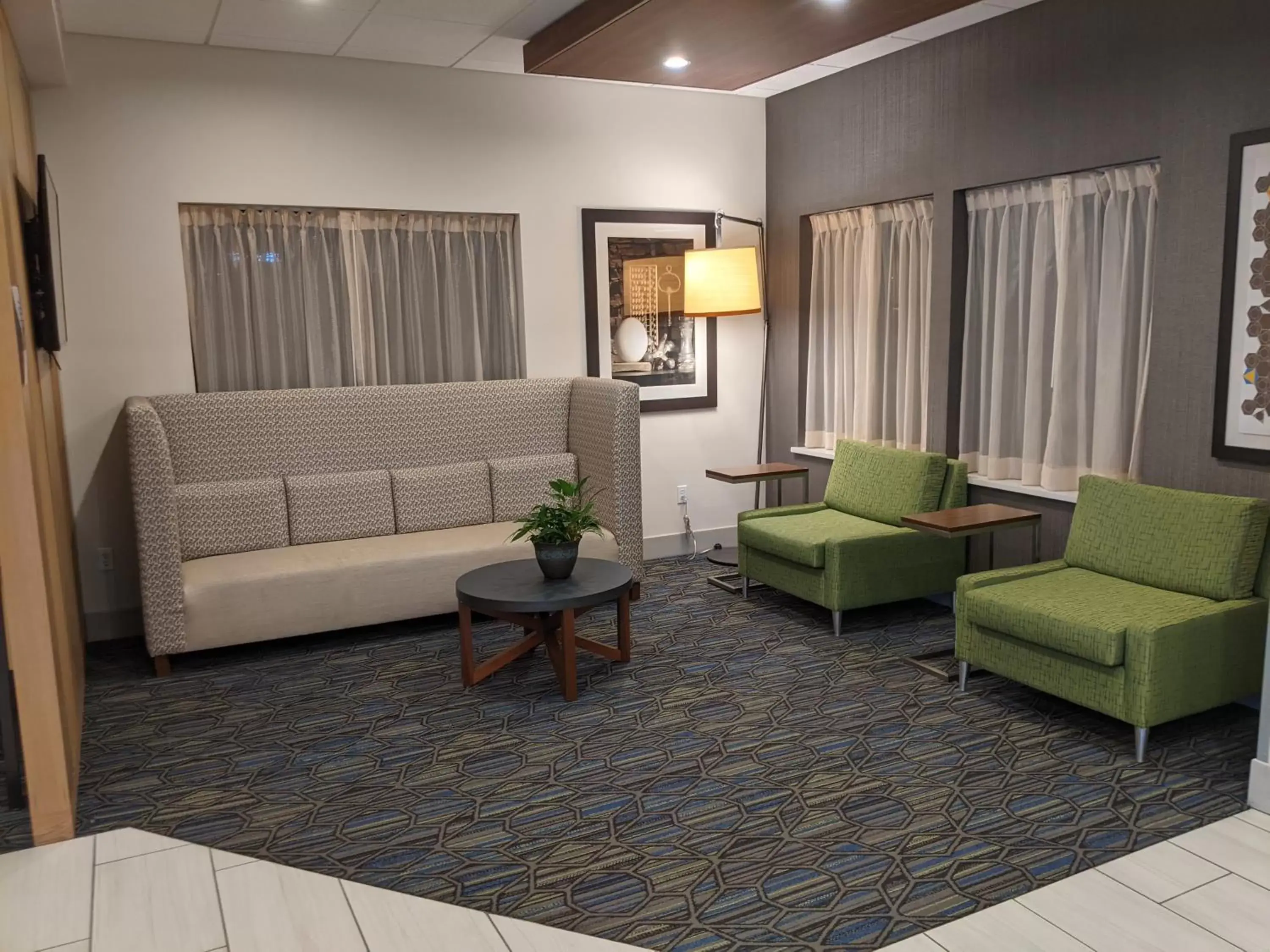 Lobby or reception, Seating Area in Holiday Inn Express South Burlington, an IHG Hotel