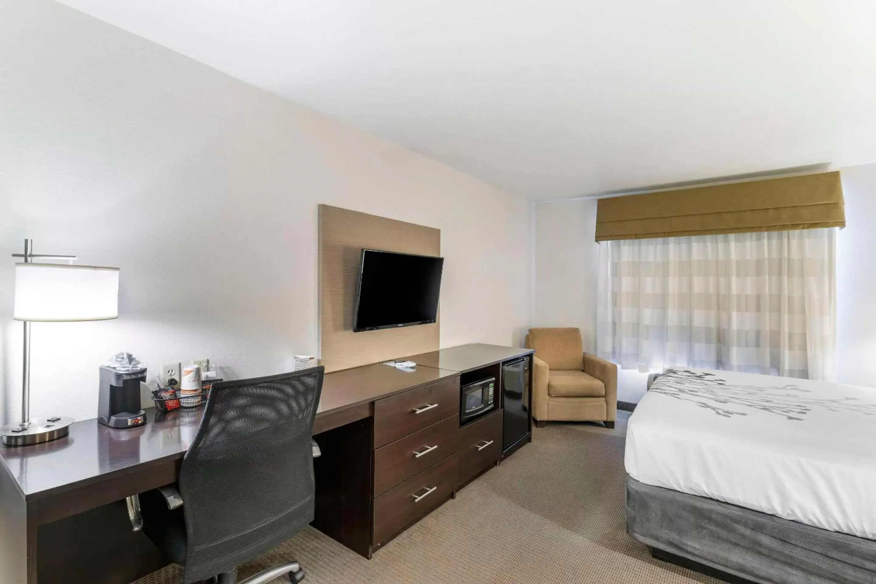 Bedroom, TV/Entertainment Center in Sleep Inn & Suites Carlsbad Caverns Area