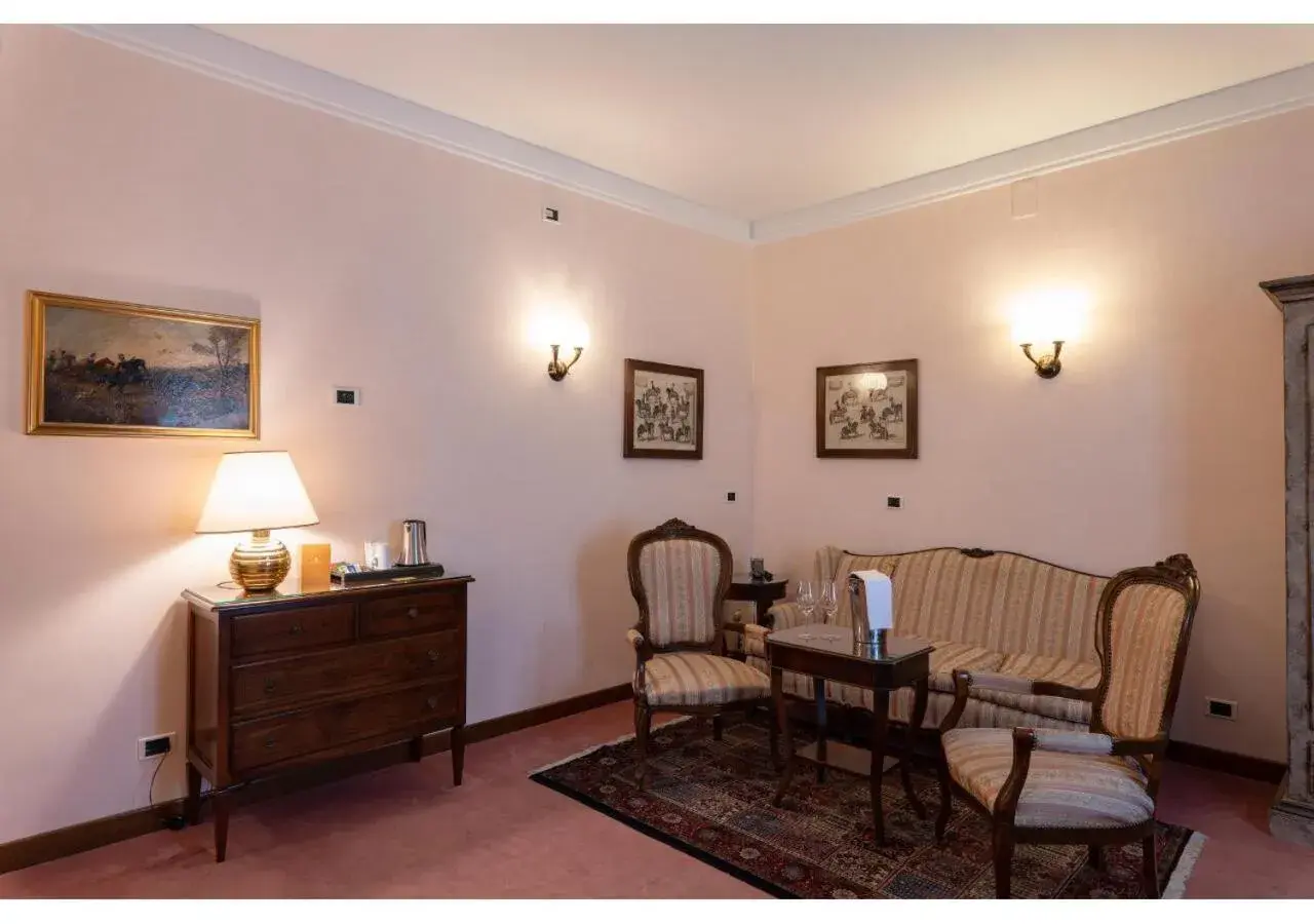 Coffee/tea facilities, Seating Area in PHI Hotel Canalgrande