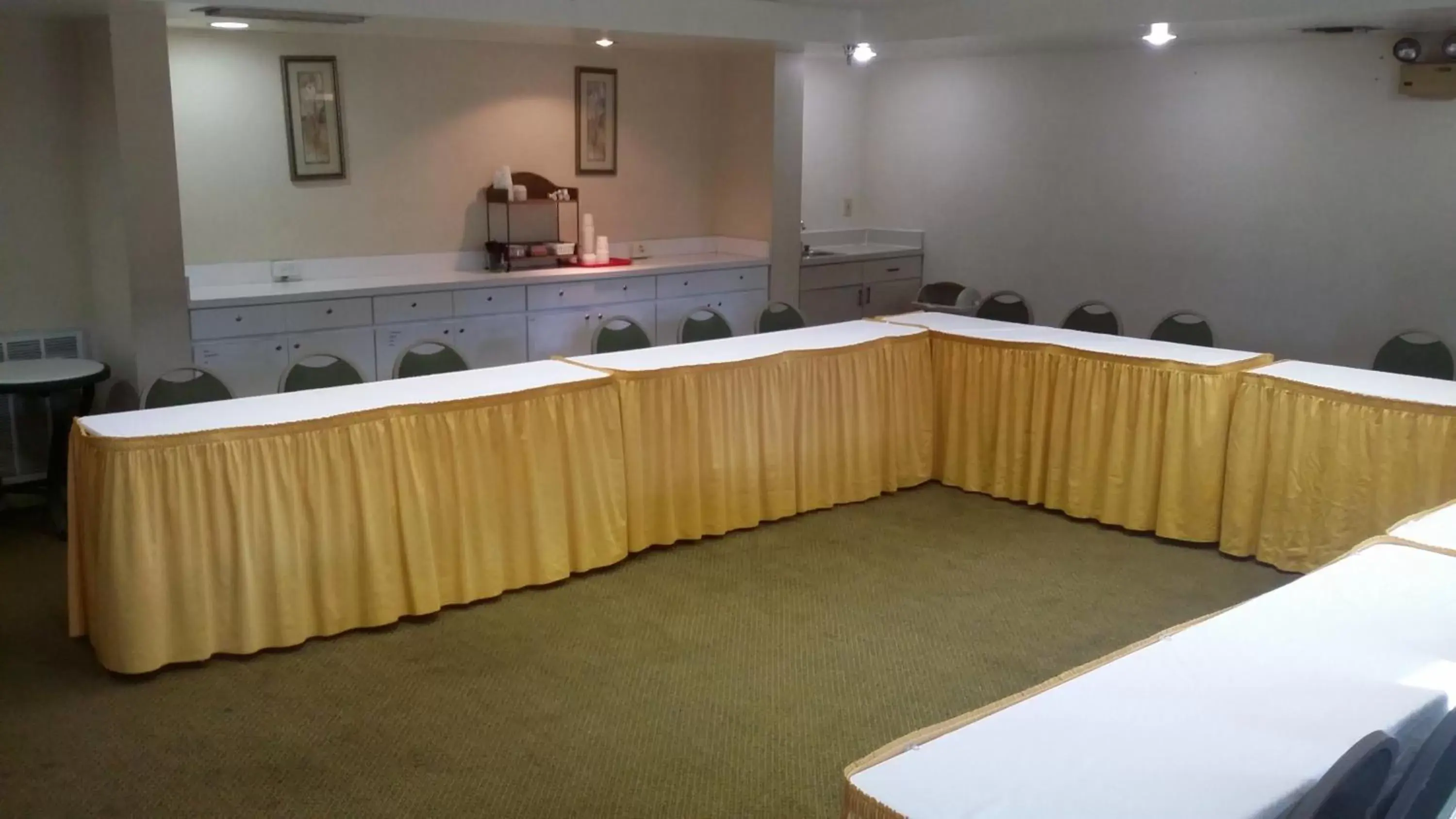 Banquet/Function facilities, Kitchen/Kitchenette in Ramada by Wyndham Temple Terrace/Tampa North