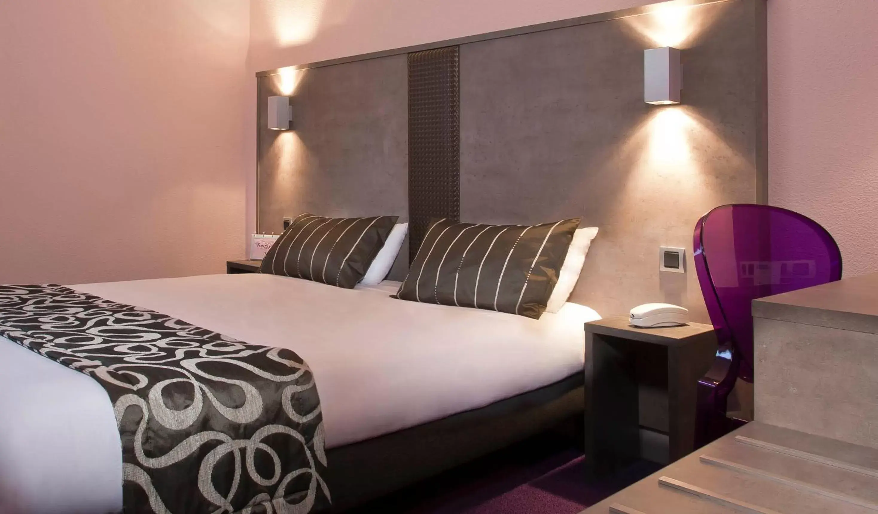 View (from property/room), Bed in Tourhotel Blois