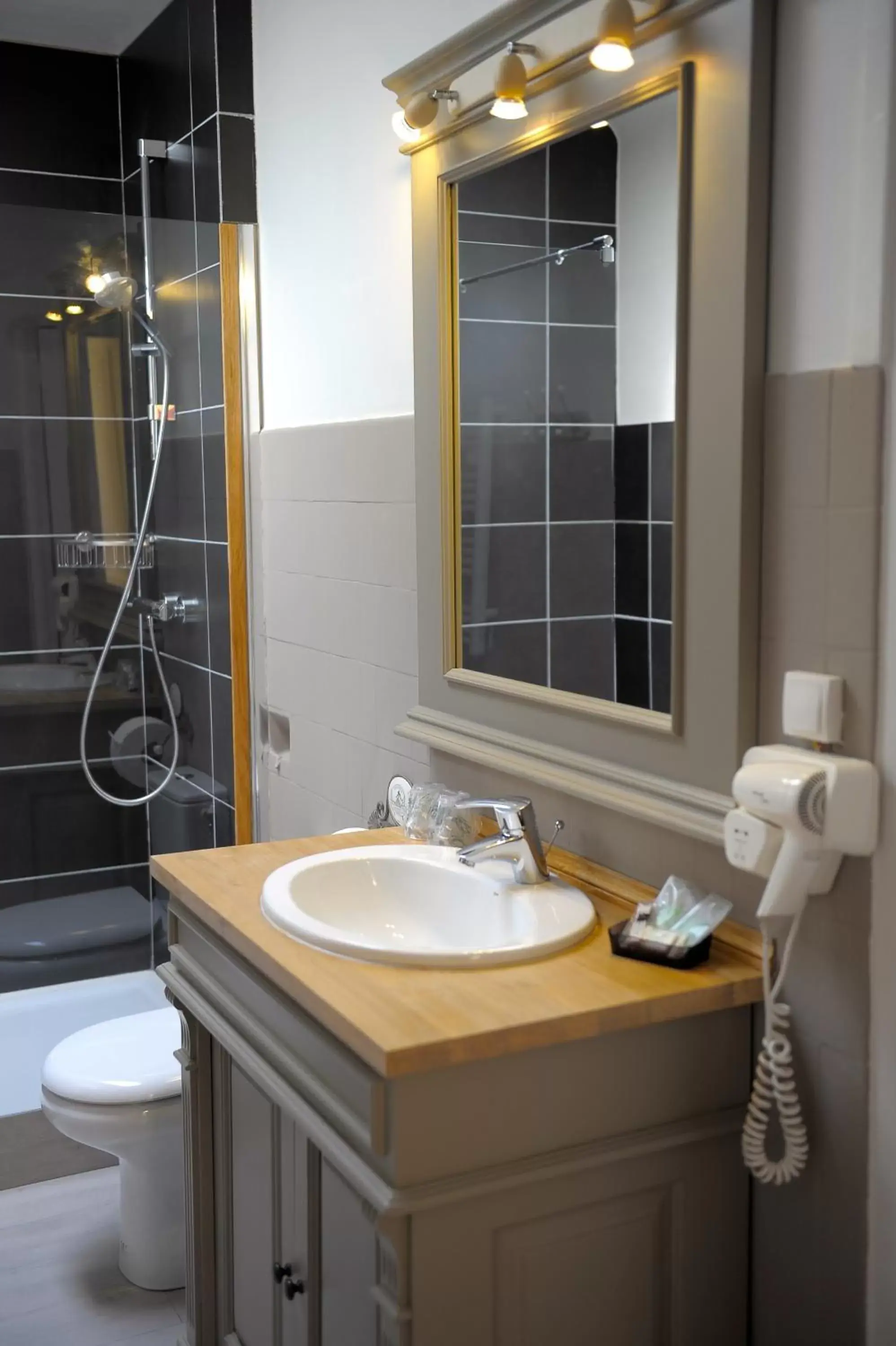 Bathroom in Hôtel De La Cathédrale