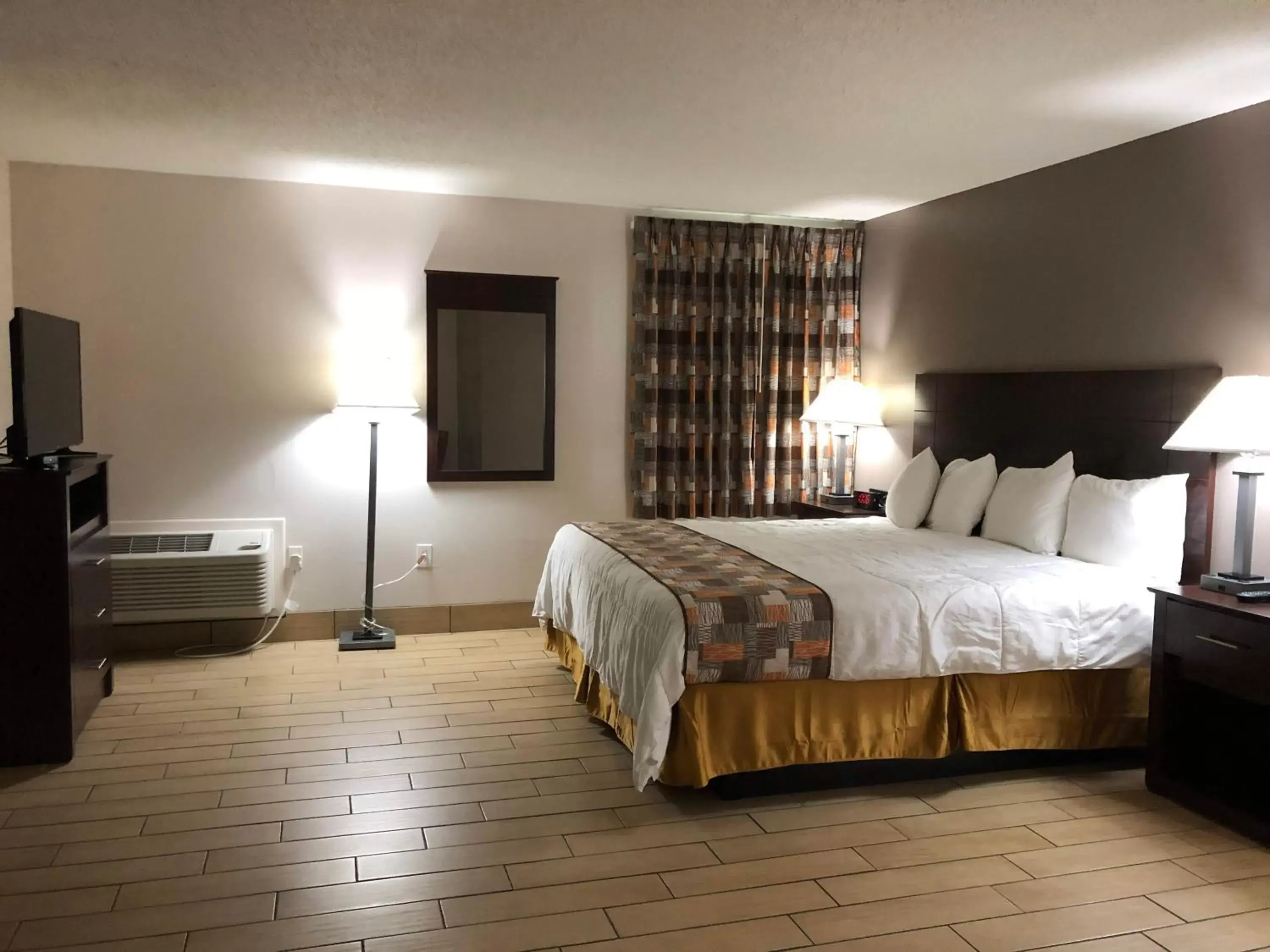 Bedroom, Bed in Sun Coast Inn