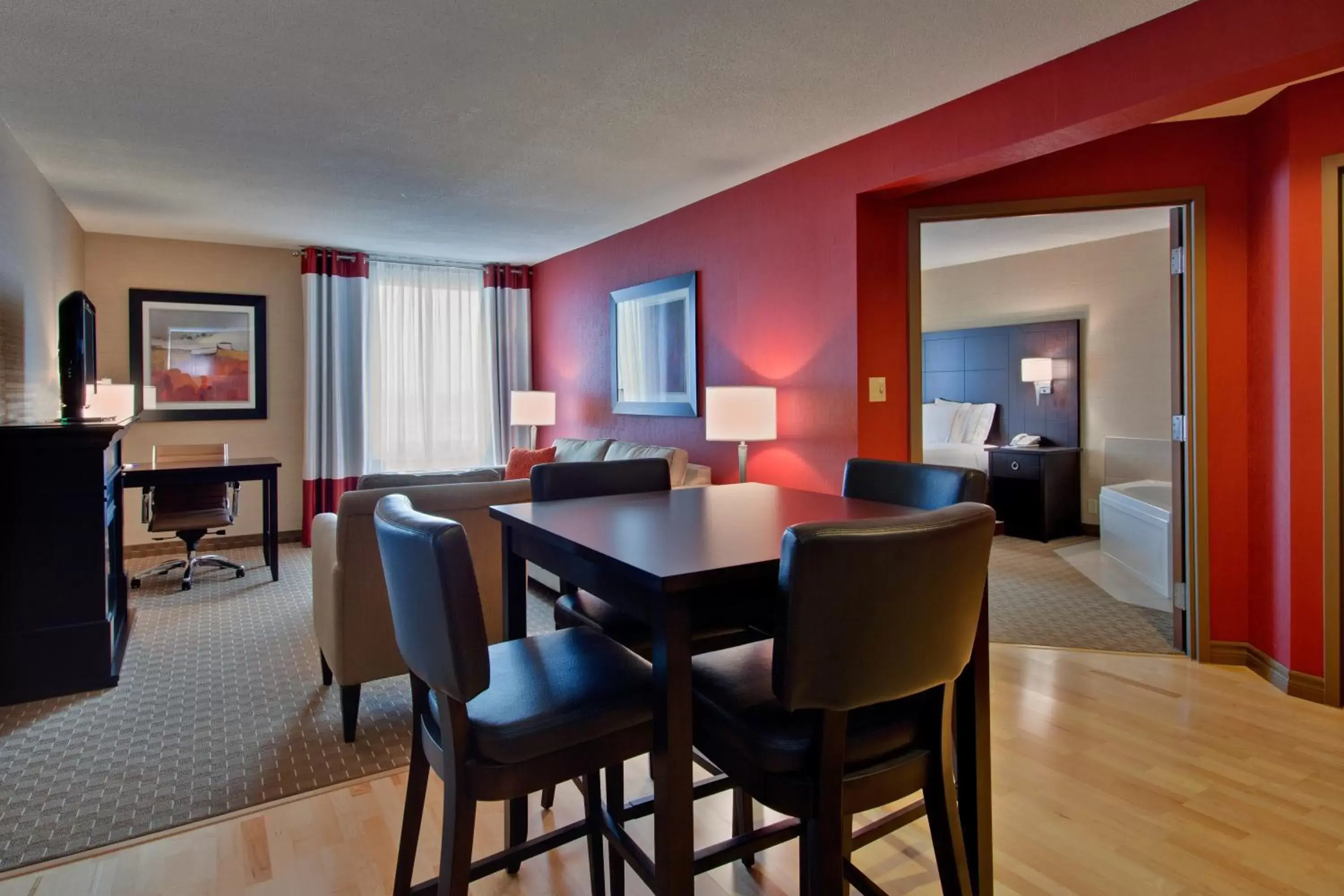 Photo of the whole room, Dining Area in Holiday Inn Express Hotel & Suites Chatham South, an IHG Hotel