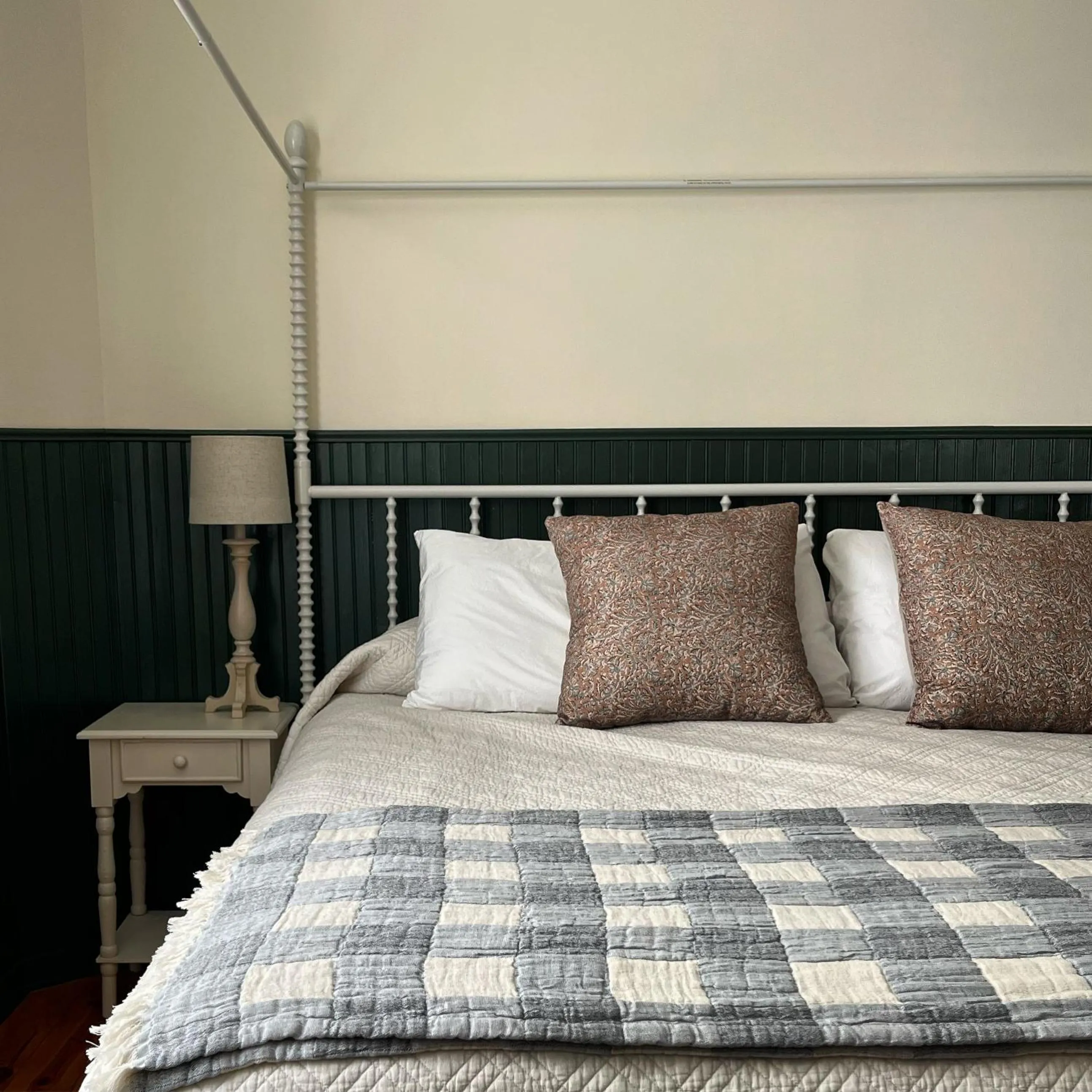 Bedroom, Bed in Terrace Inn and 1911 Restaurant