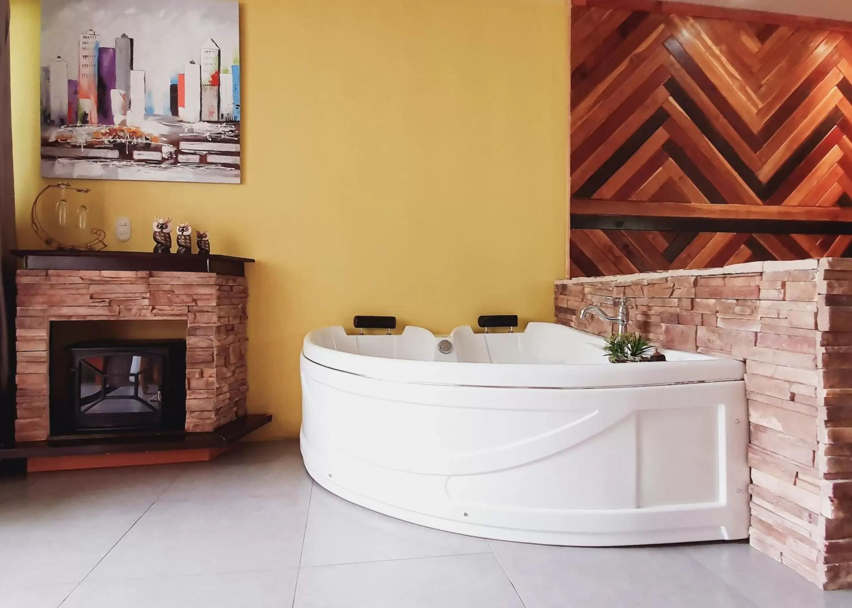 Hot Tub, Bathroom in Yellow Tree Suites