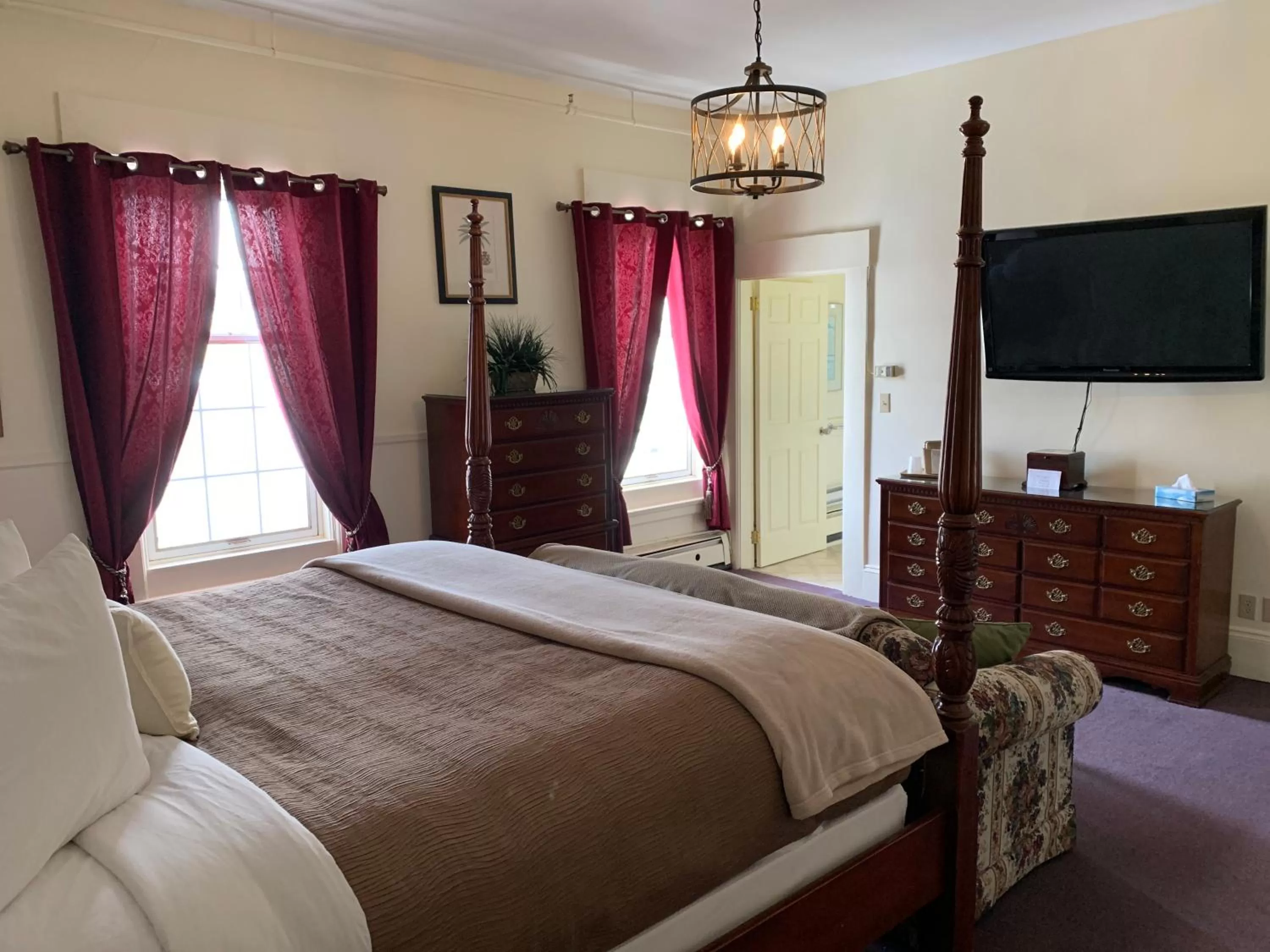 King Suite with Balcony in Kennedy House