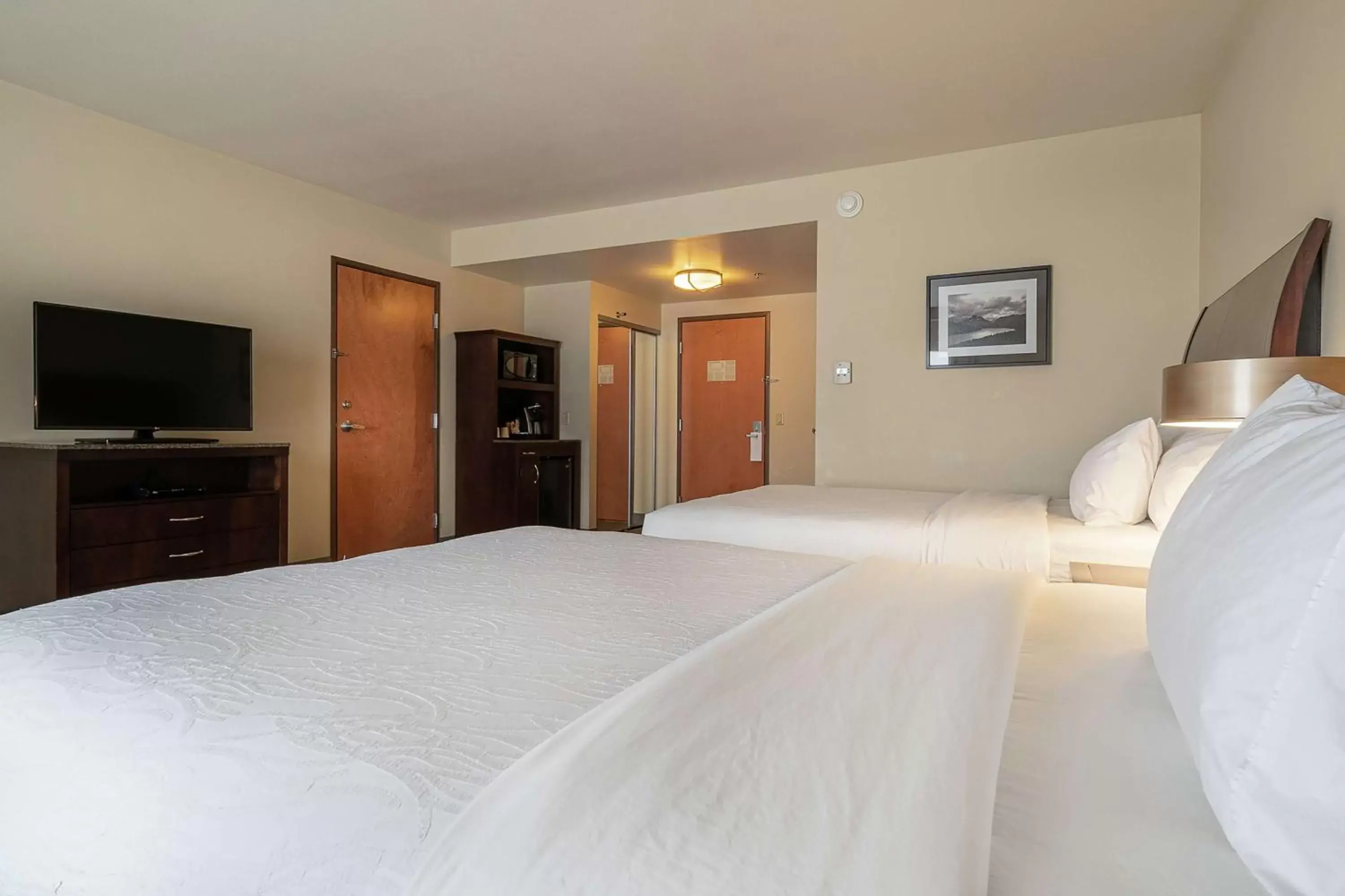 Photo of the whole room, Bed in Hilton Garden Inn Kalispell
