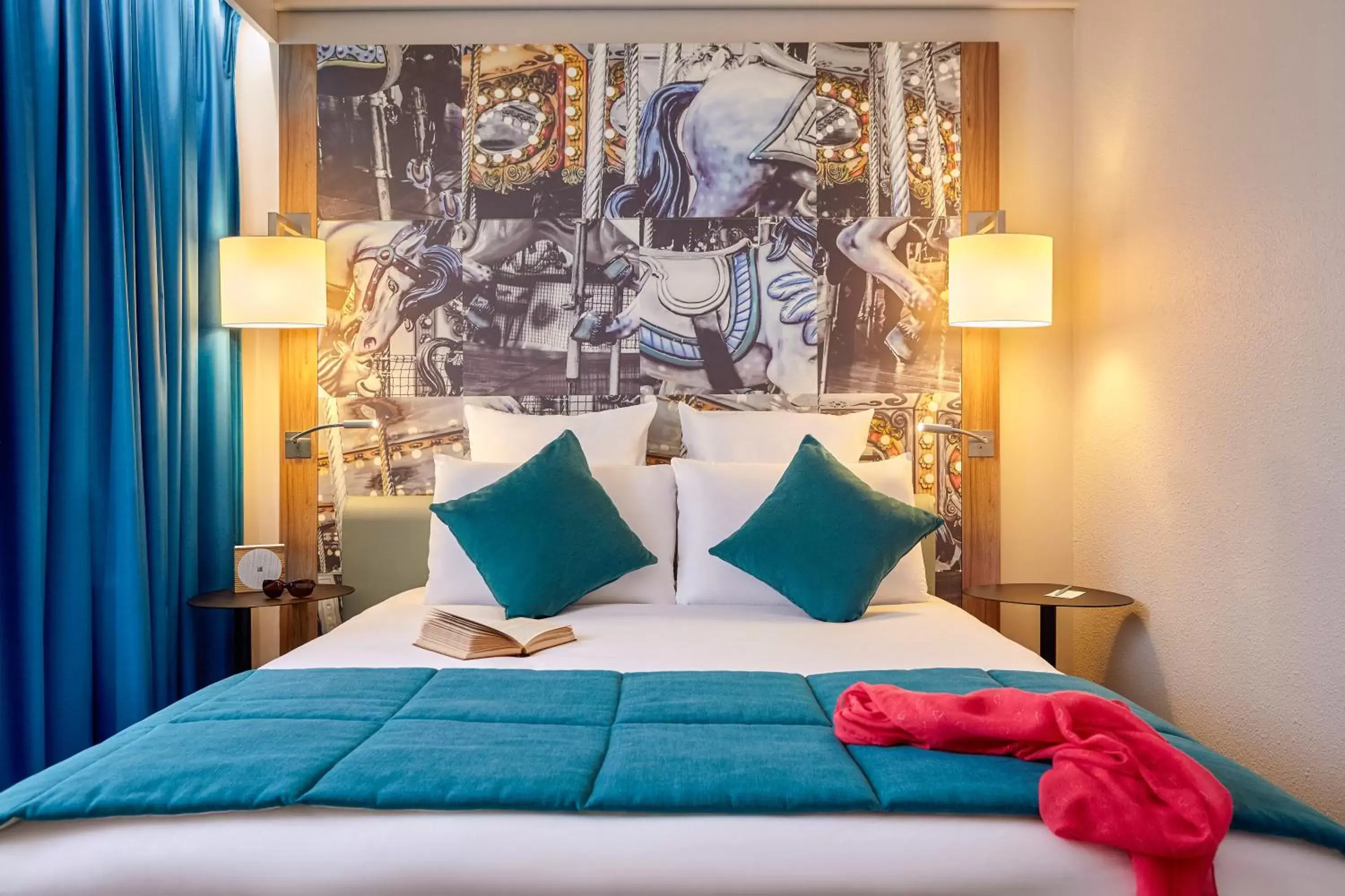 Bedroom, Bed in Mercure Château de Fontainebleau Bedroom, Bed in Mercure Château de Fontainebleau