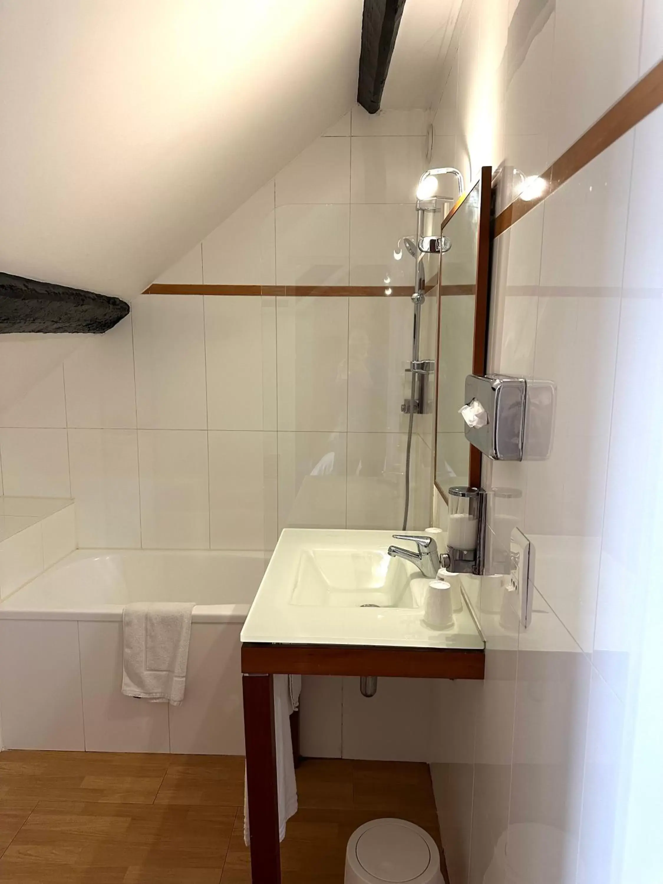 Bathroom in Churchill Hotel Bayeux Centre