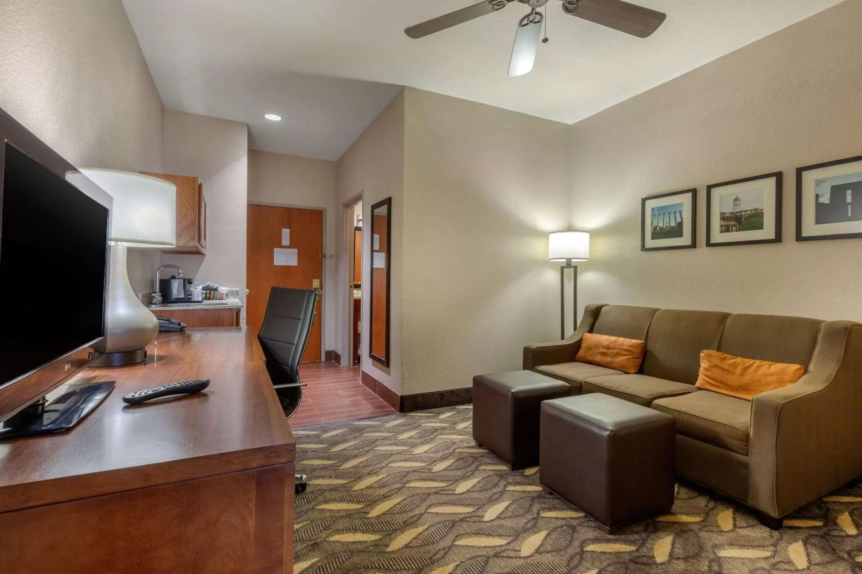 Bedroom, Seating Area in Comfort Suites Rolla