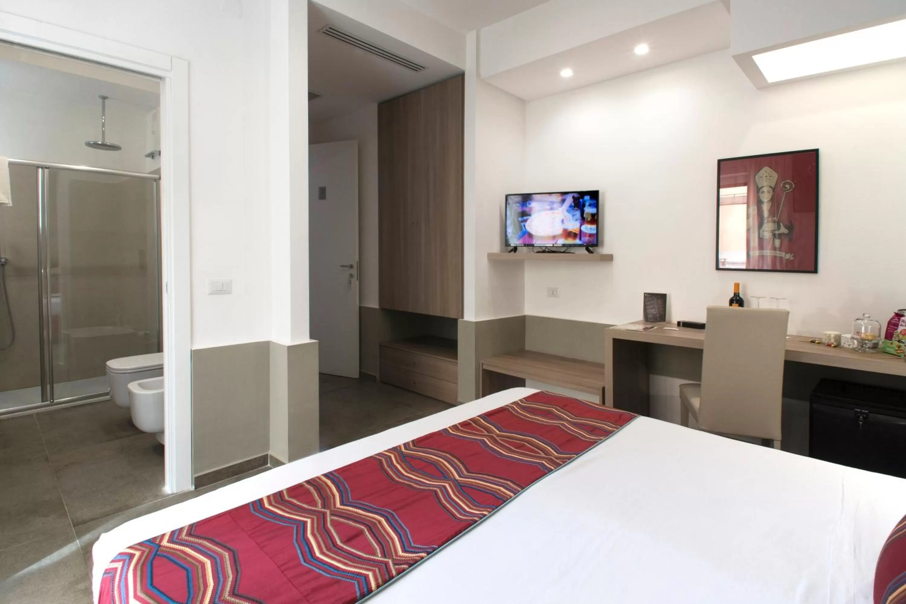 Shower, Bed in Regina Margherita Suite