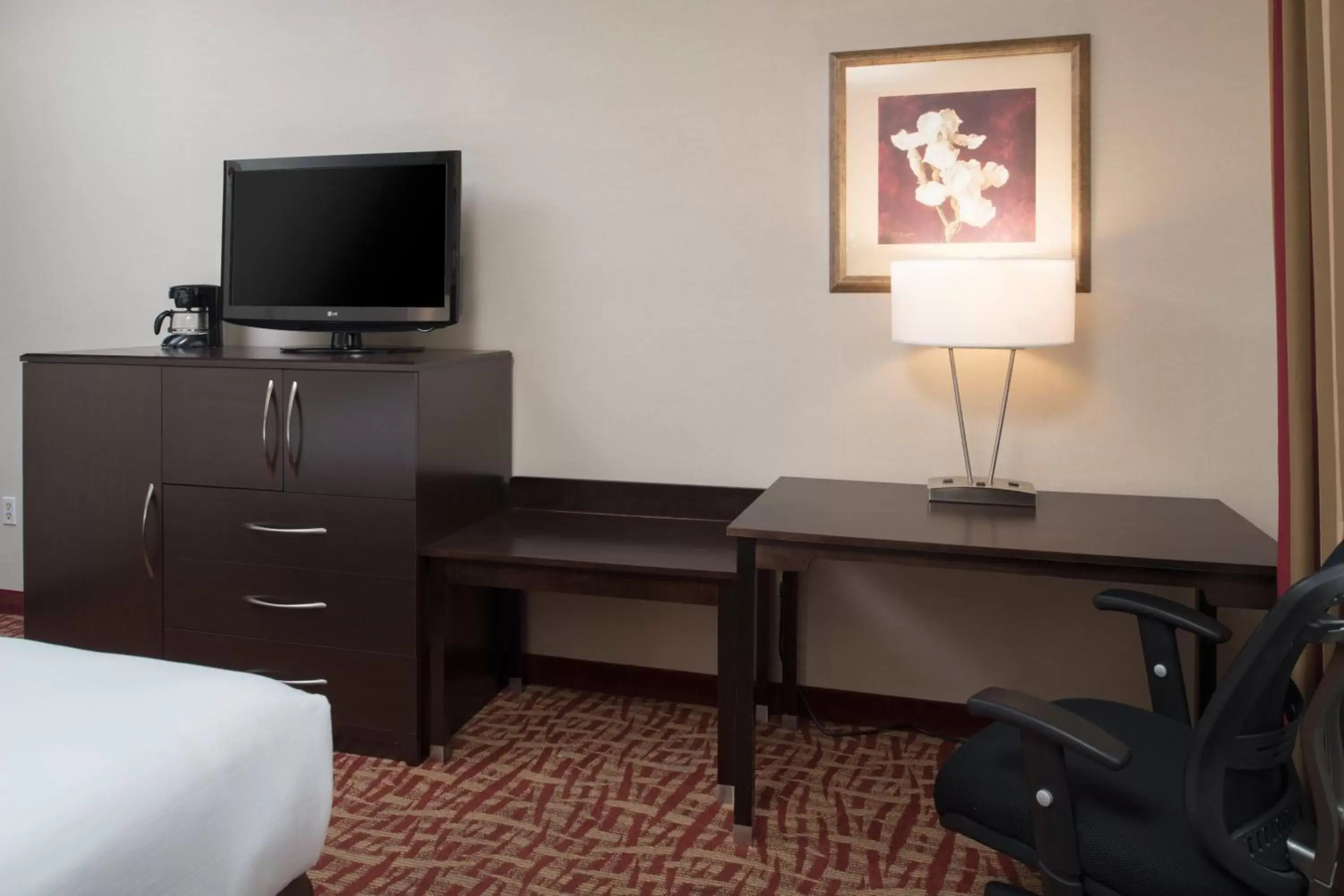 Photo of the whole room, TV/Entertainment Center in Holiday Inn Express Spokane-Valley, an IHG Hotel