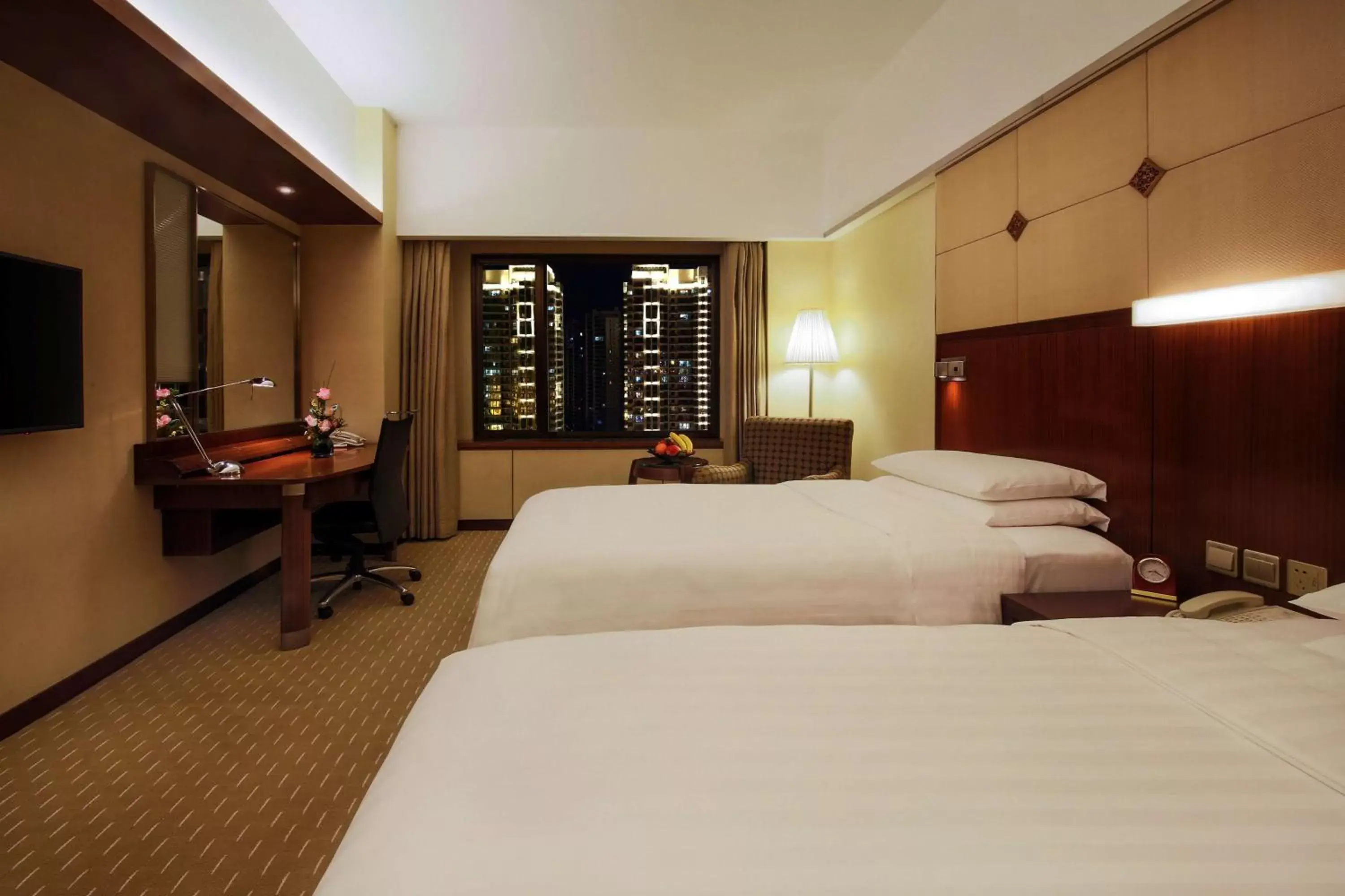 Photo of the whole room, Bed in Shangri-La Harbin