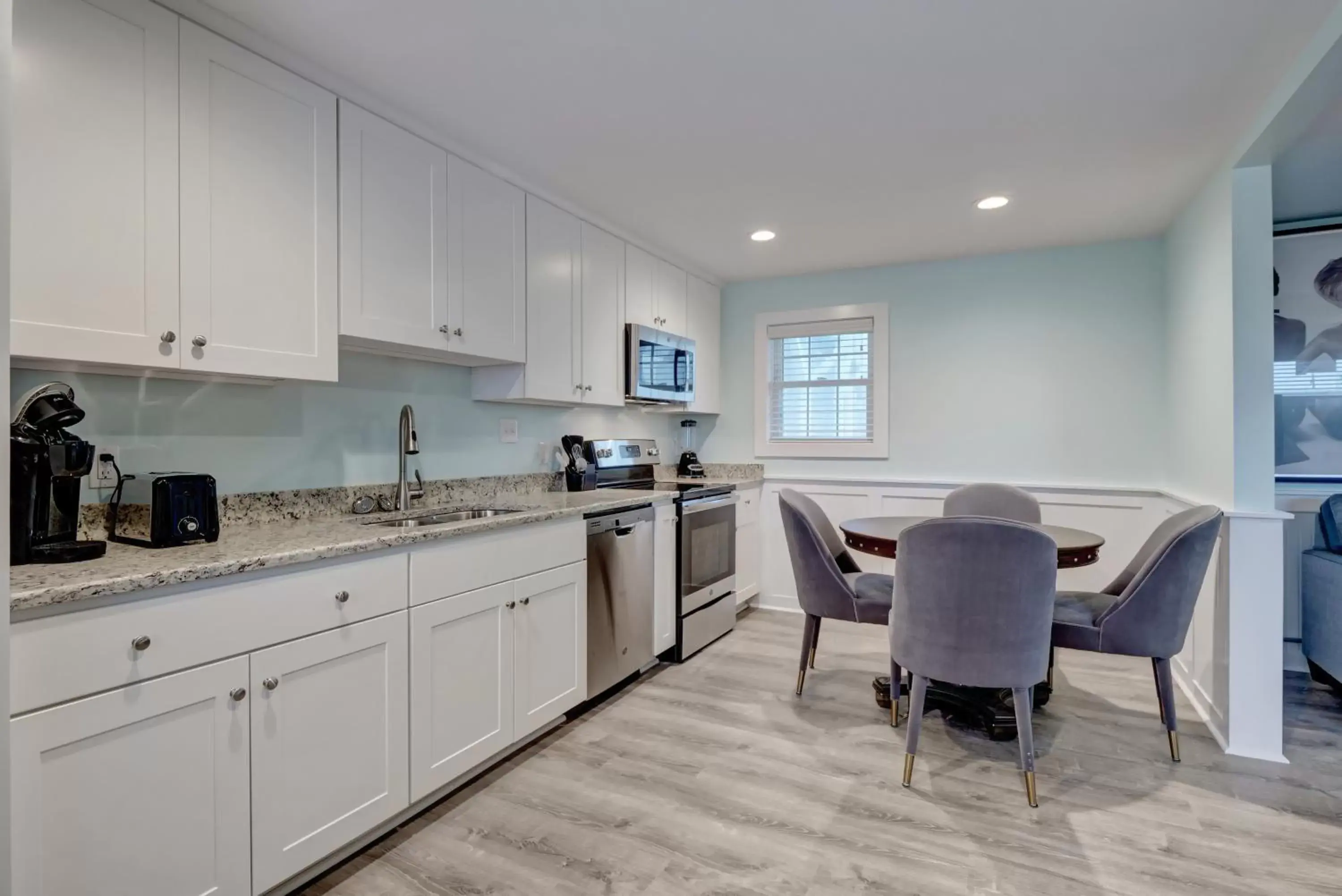Property building, Kitchen/Kitchenette in Loggerhead Inn and Suites by Carolina Retreats