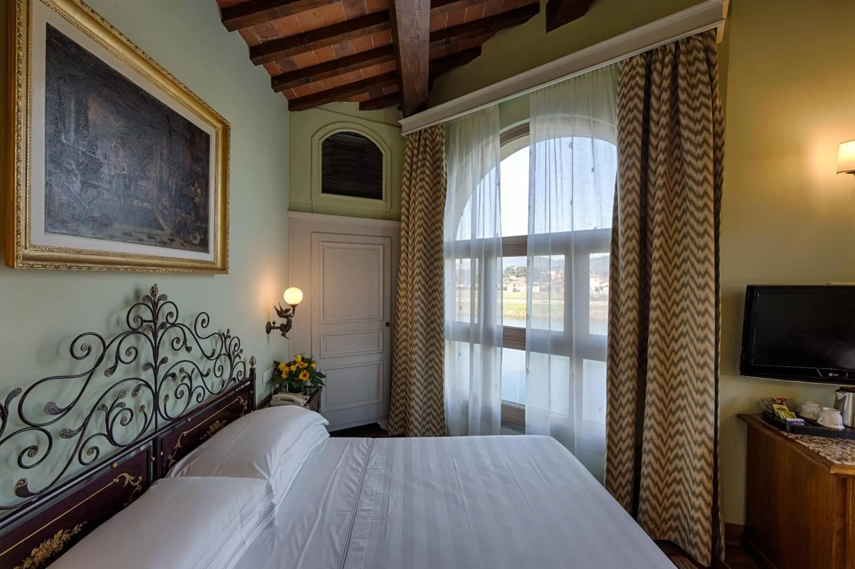 Photo of the whole room, Bed in Hotel Mulino di Firenze - WorldHotels Crafted
