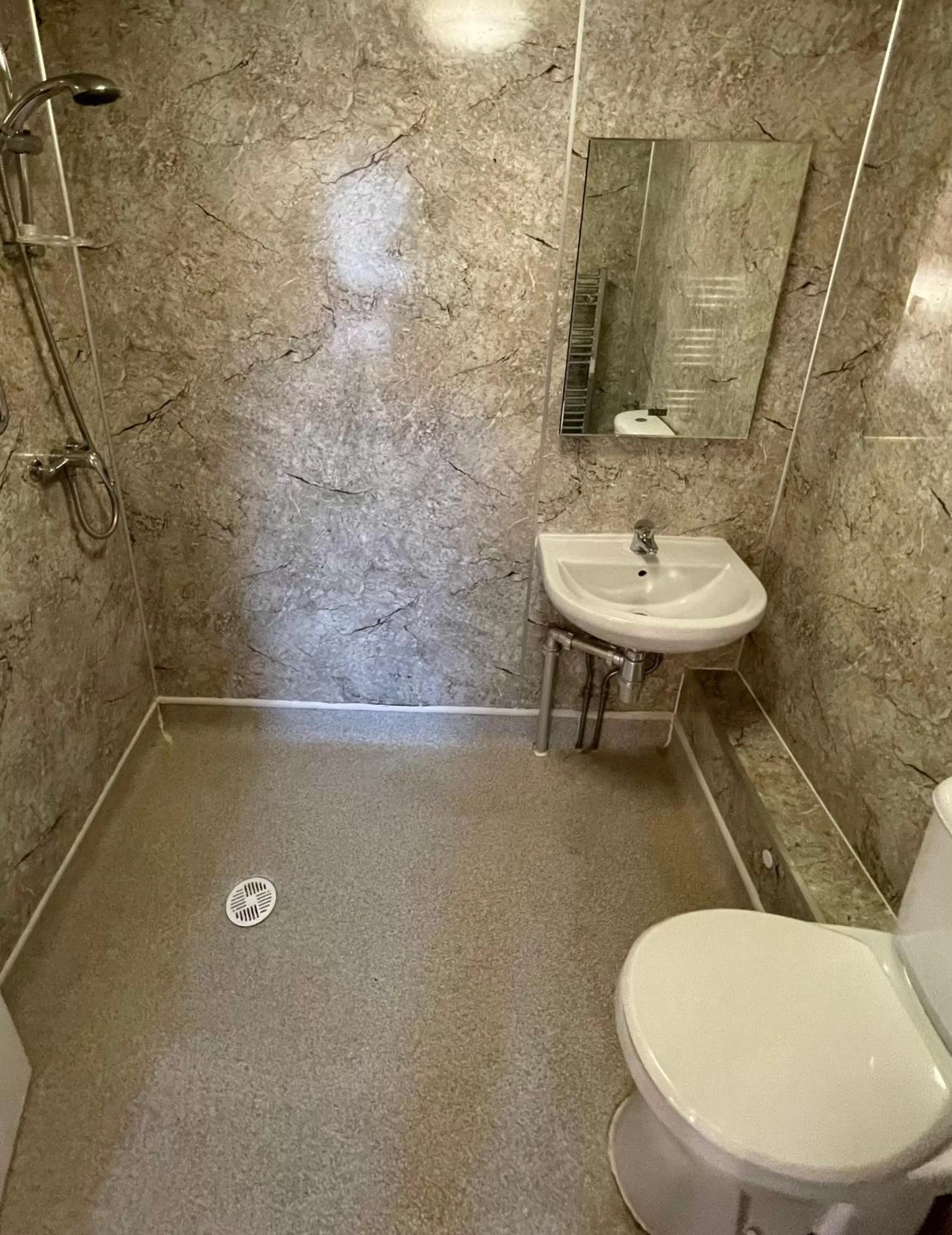 Shower, Bathroom in Cadmore Lodge Bed & Breakfast