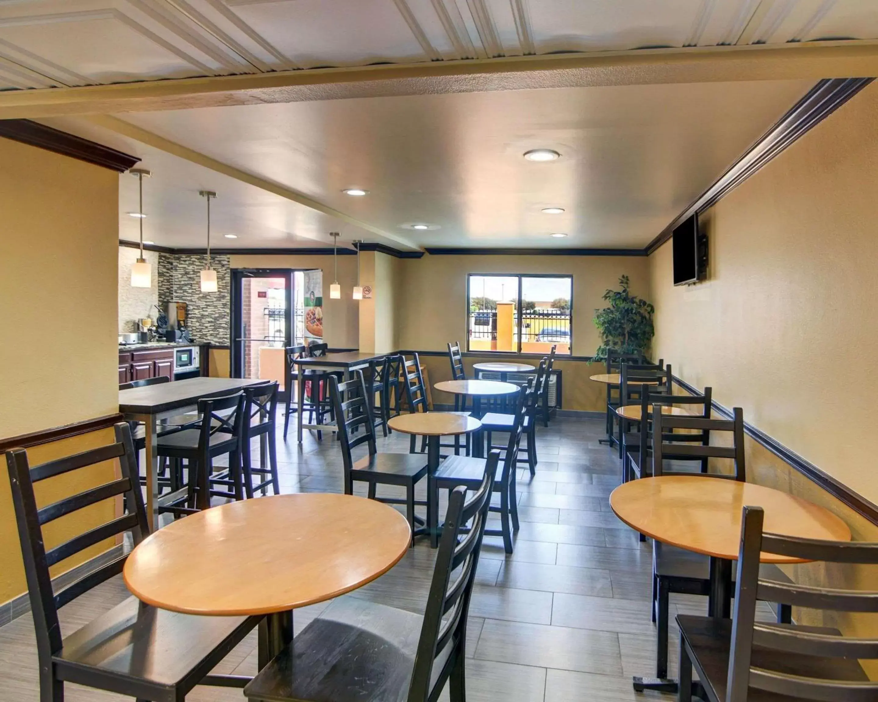 Restaurant/Places to Eat in Quality Inn DFW Airport North - Irving