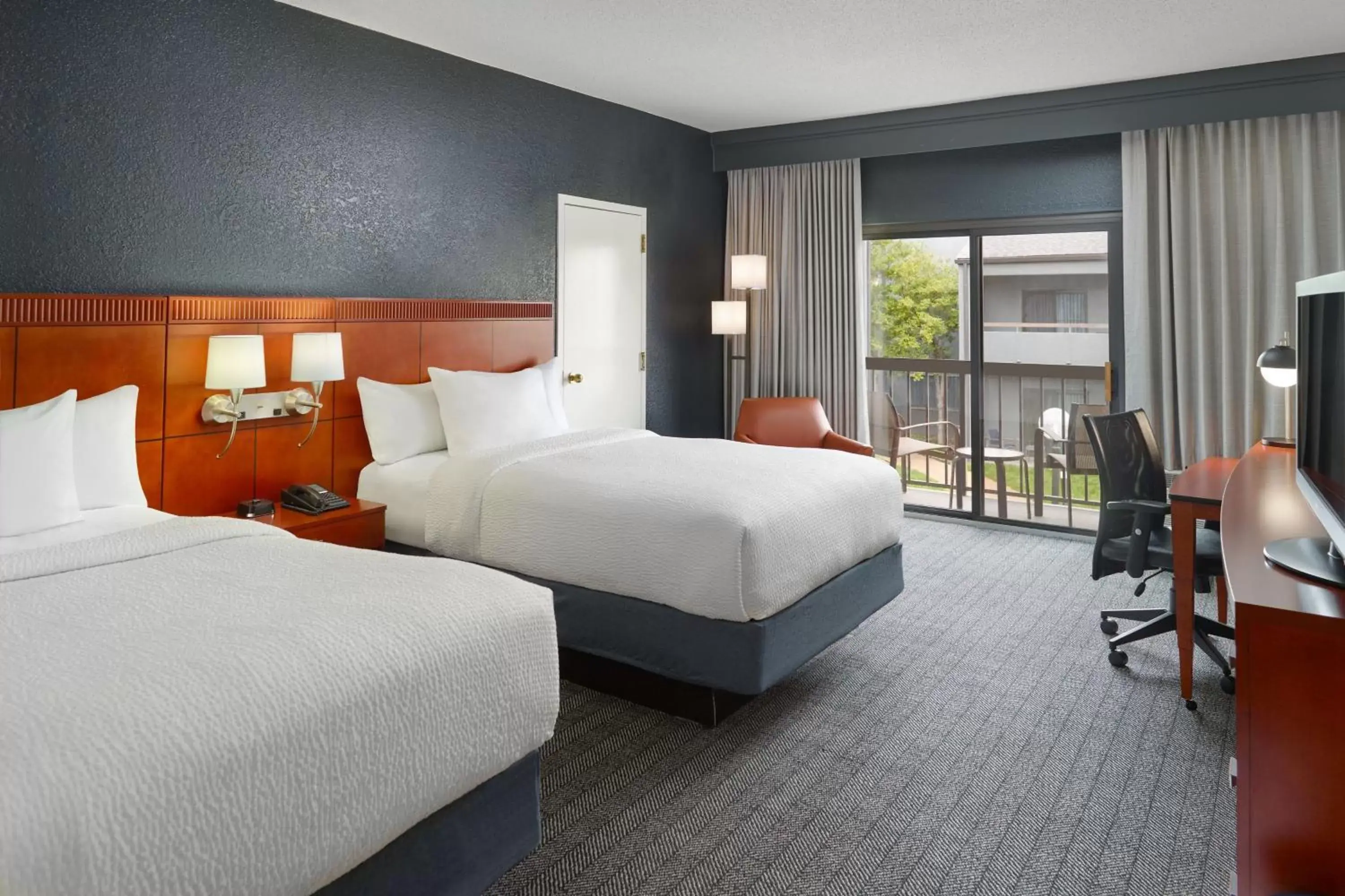 Photo of the whole room, Bed in Courtyard by Marriott Nashville Brentwood