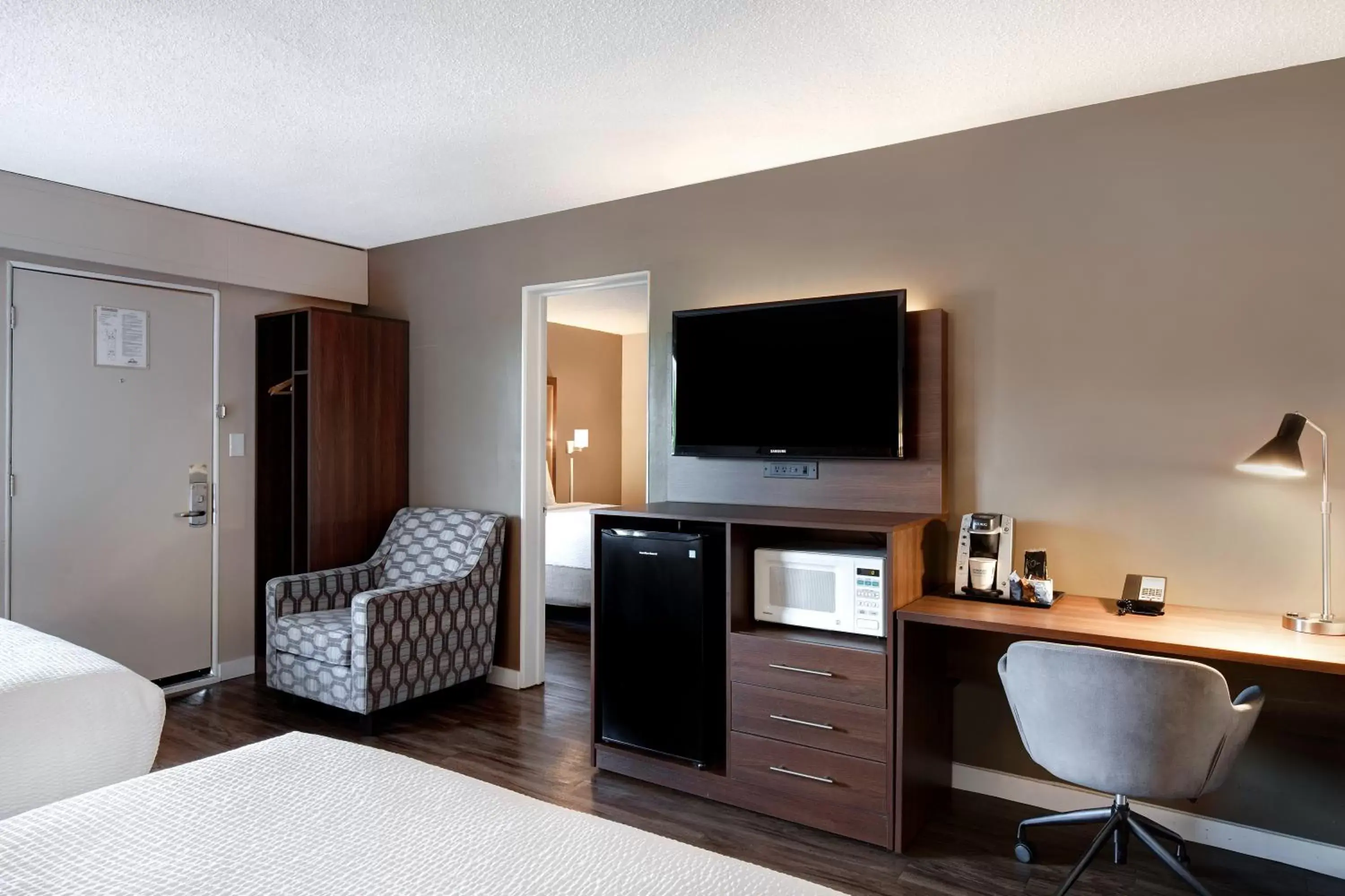 Coffee/tea facilities, TV/Entertainment Center in Days Inn by Wyndham Victoria Uptown