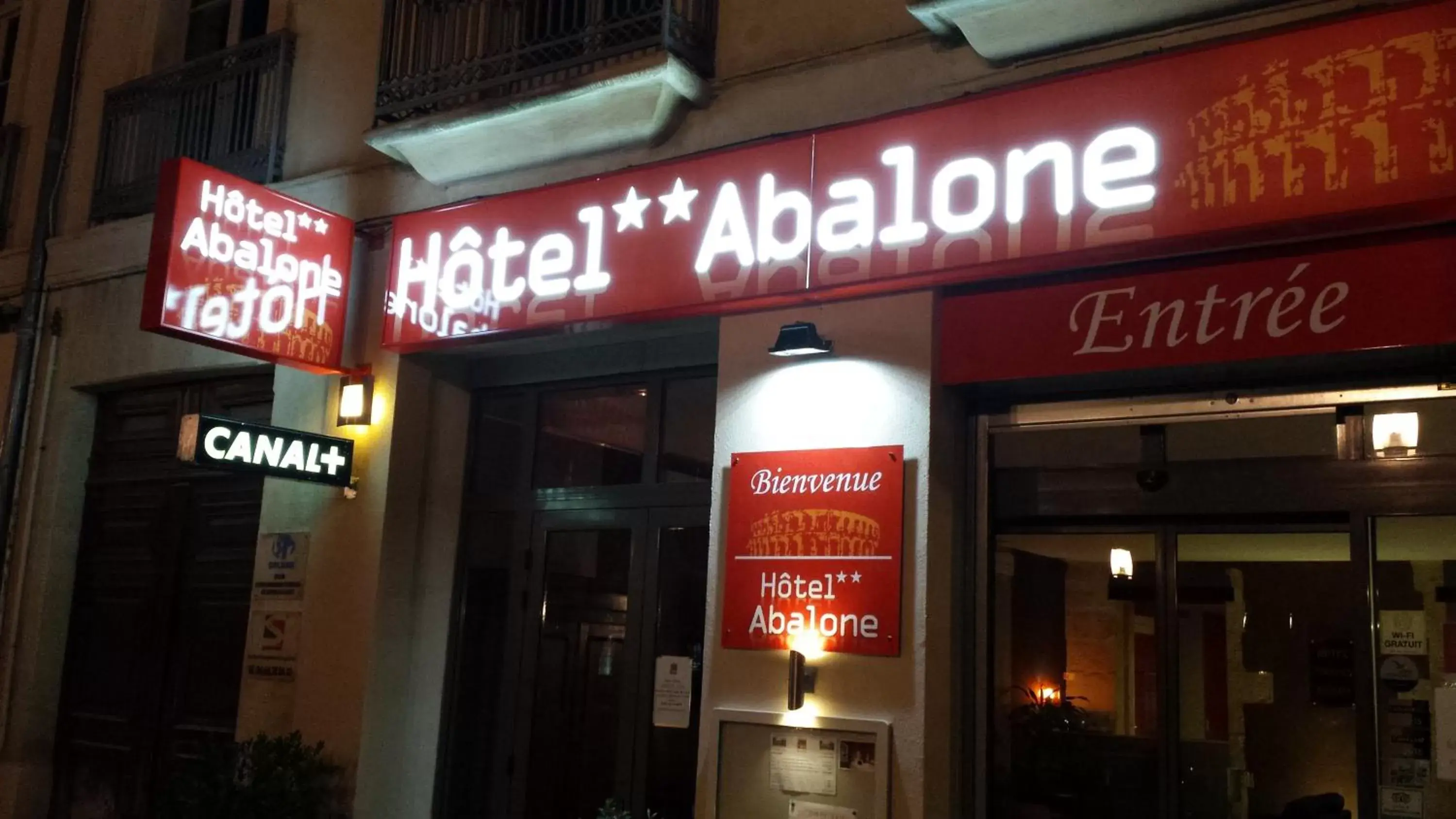 Facade/entrance in Hôtel Abalone - Centre Gare