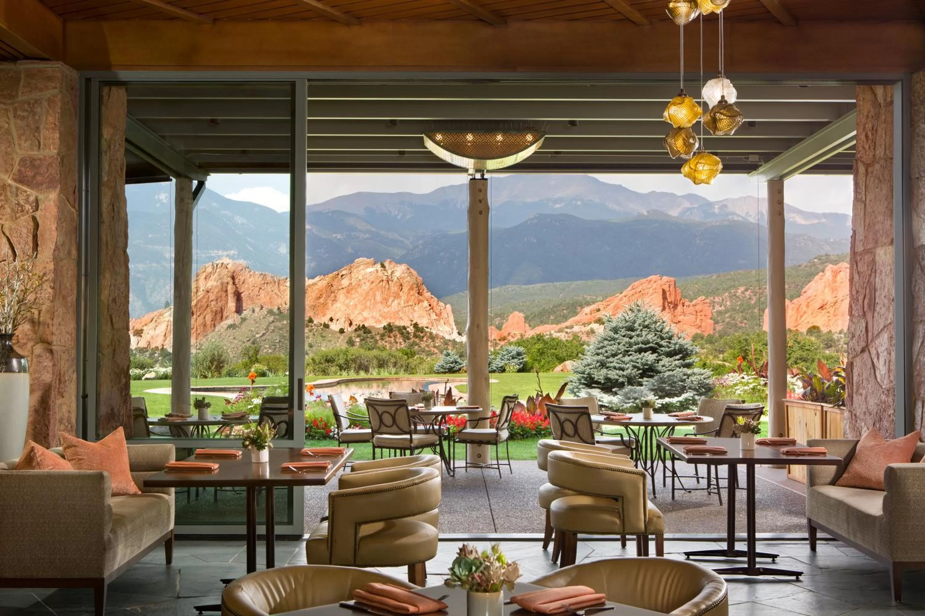 Restaurant/places to eat in Garden of the Gods Resort & Club