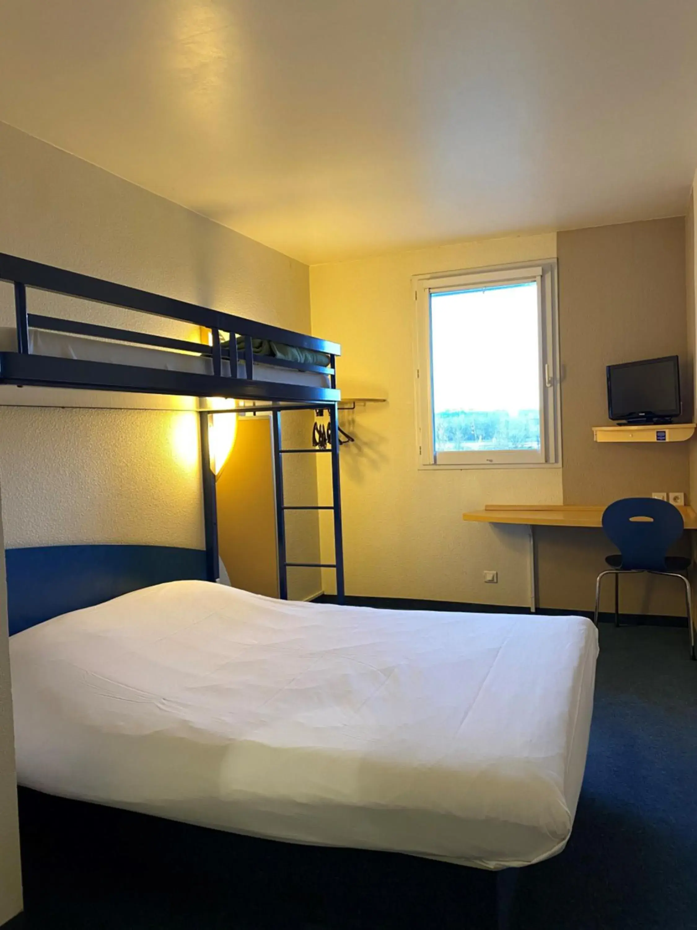 Bedroom, Bunk Bed in ibis budget Libourne