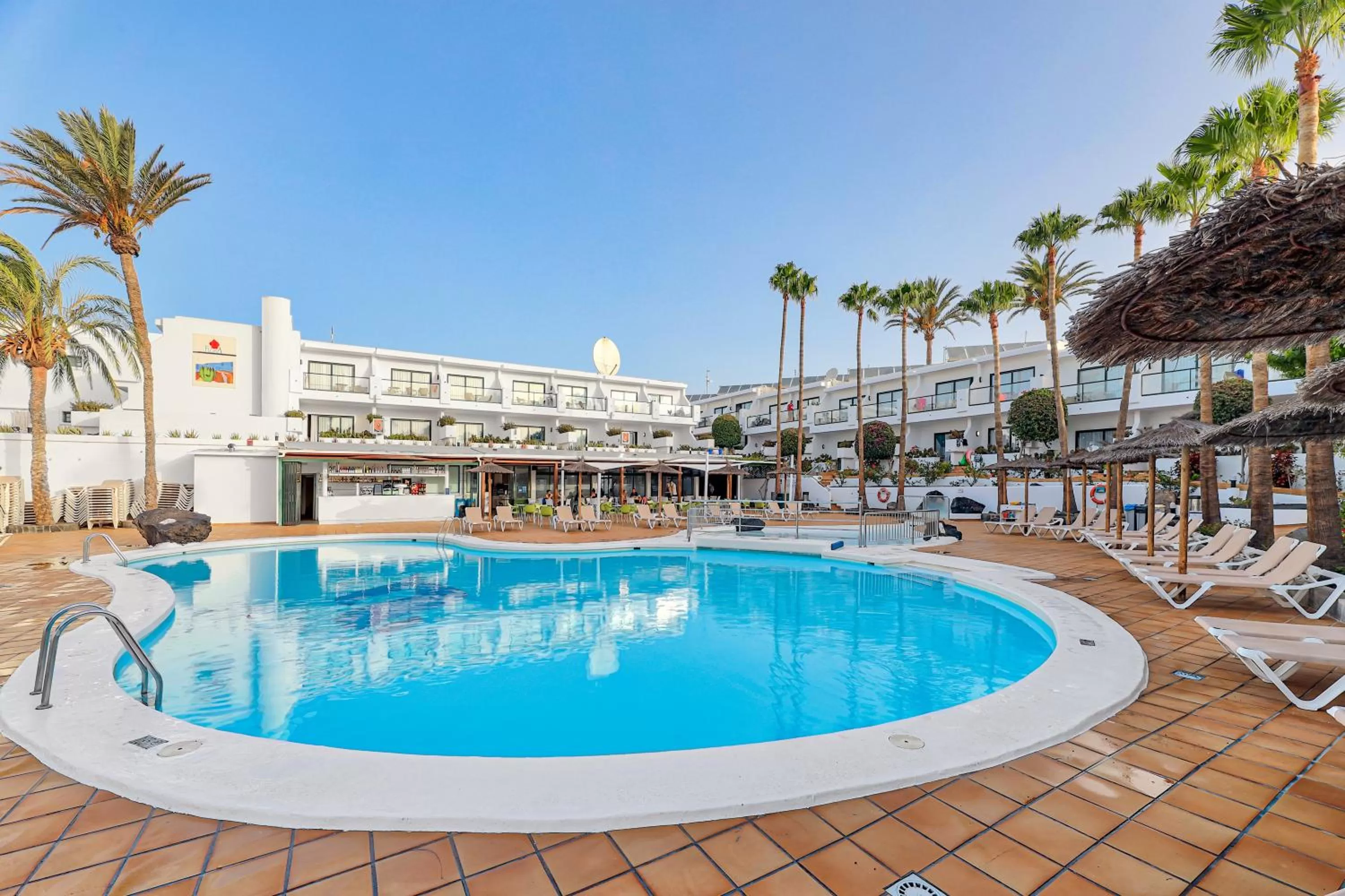 Swimming pool in Hotel THB Flora