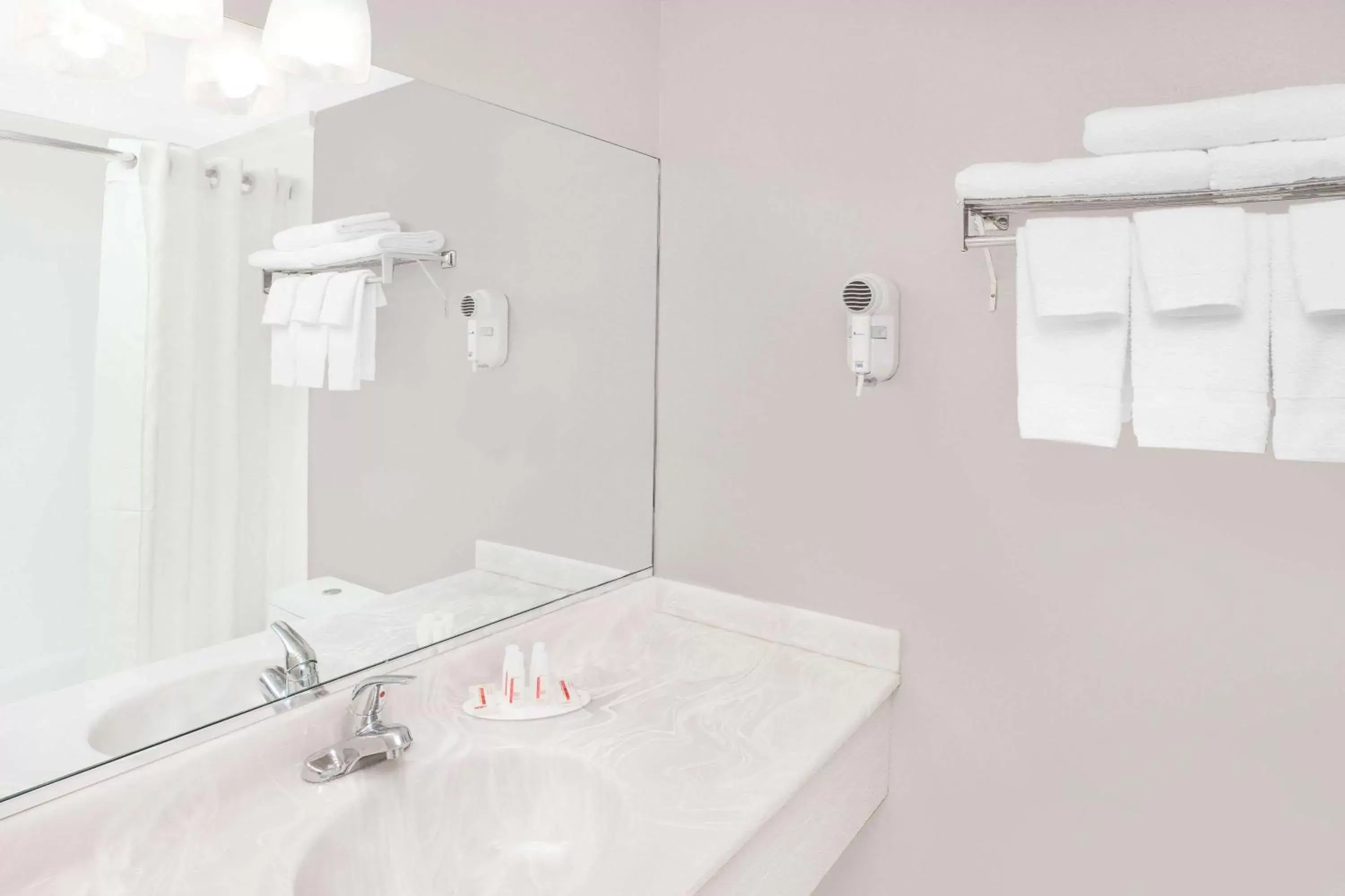 Standard King Room - Smoking in Super 8 by Wyndham Morton Grove/Chicago Standard King Room - Smoking in Super 8 by Wyndham Morton Grove/Chicago