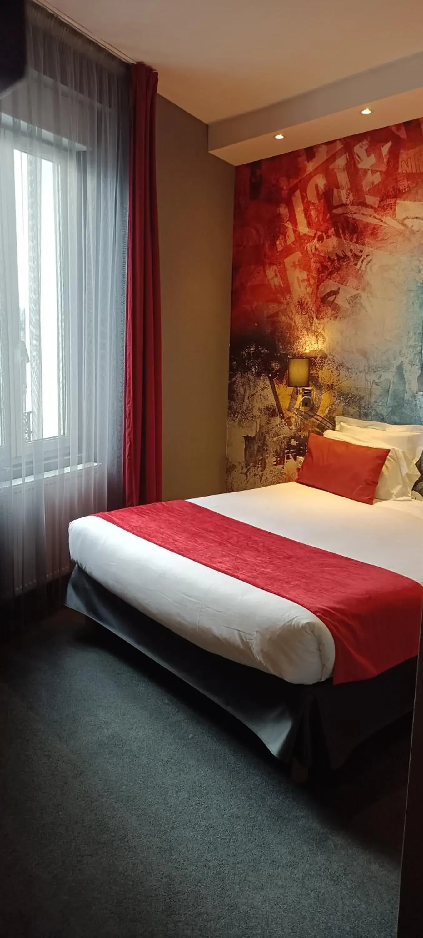 Bed in The Originals Boutique, Hotel de l'Univers, Montlucon (Inter-Hotel)
