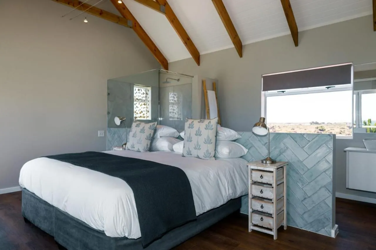 Bedroom, Bed in Blue Bay Lodge