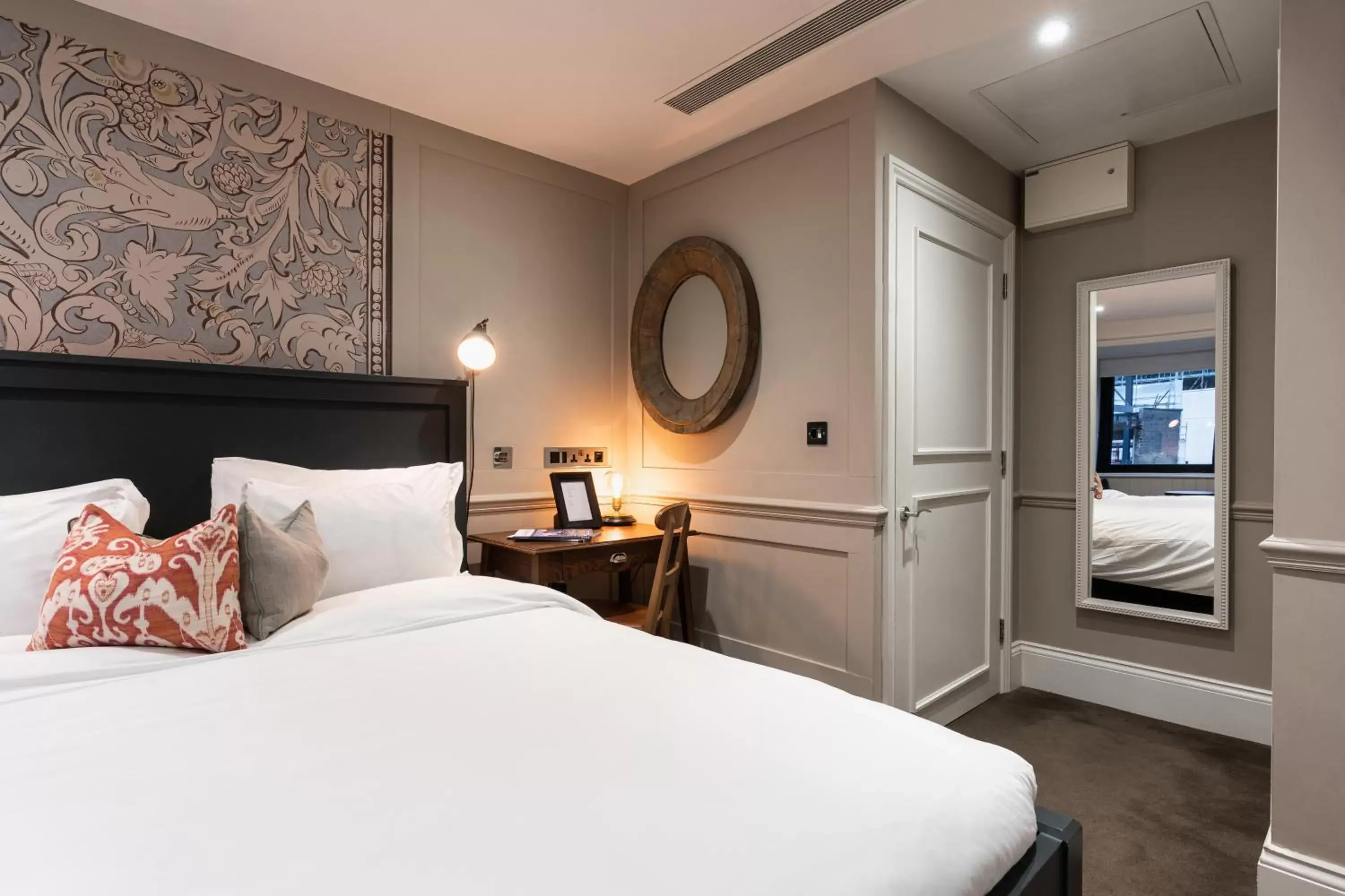 Photo of the whole room, Bed in King Street Townhouse