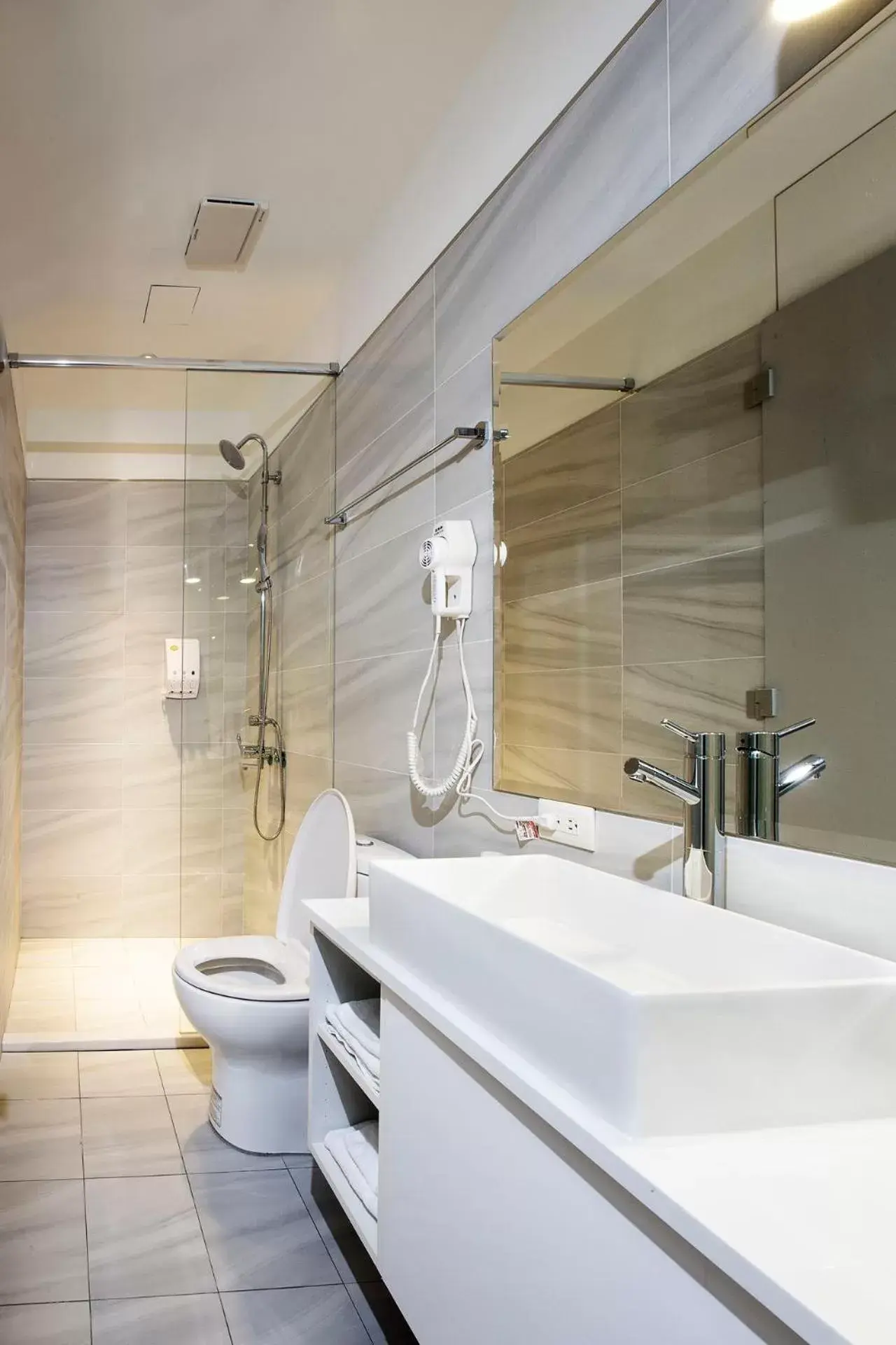 Shower, Bathroom in Queens Hotel II