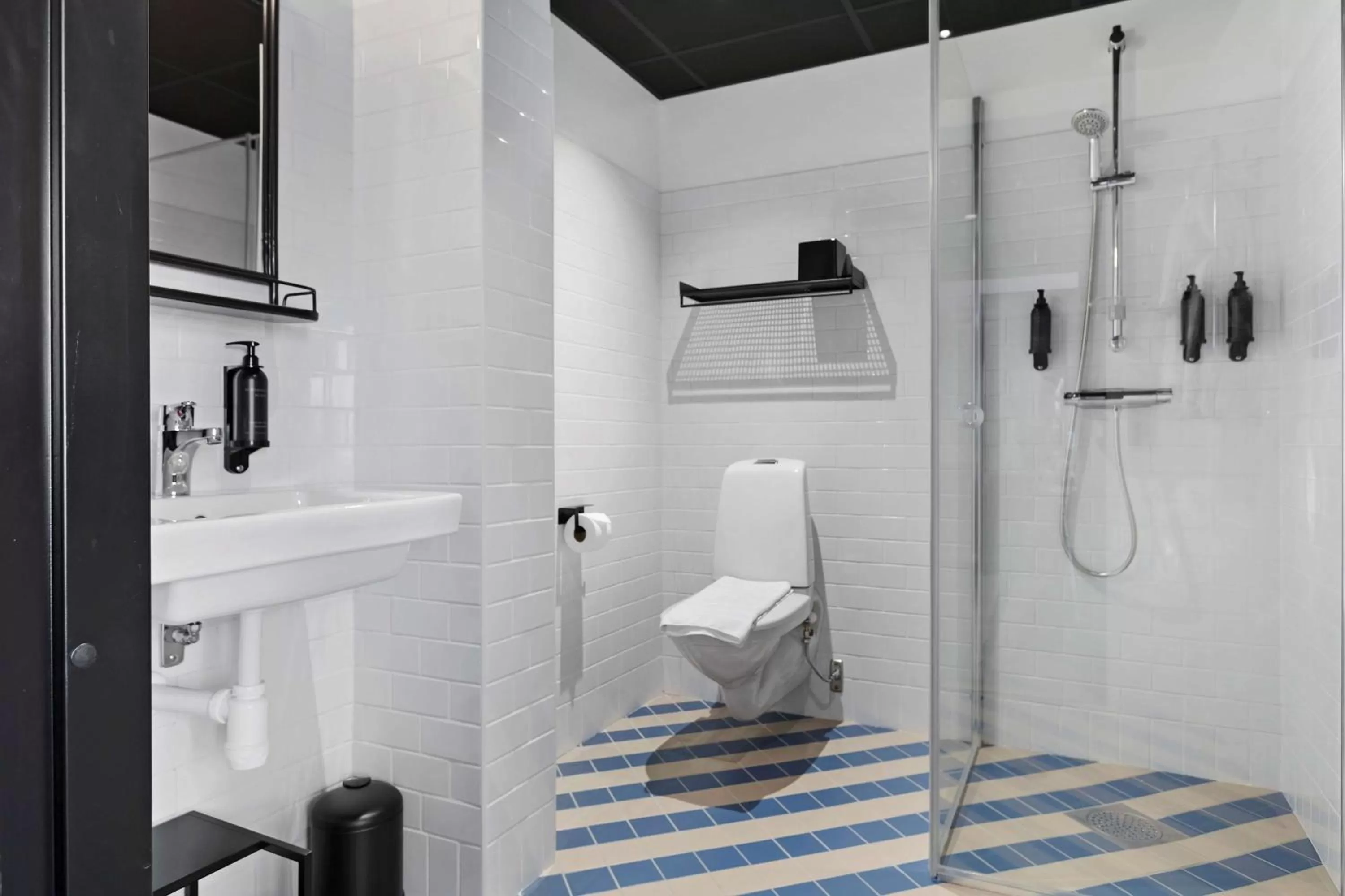 Shower in Hotel Giò; BW Signature Collection