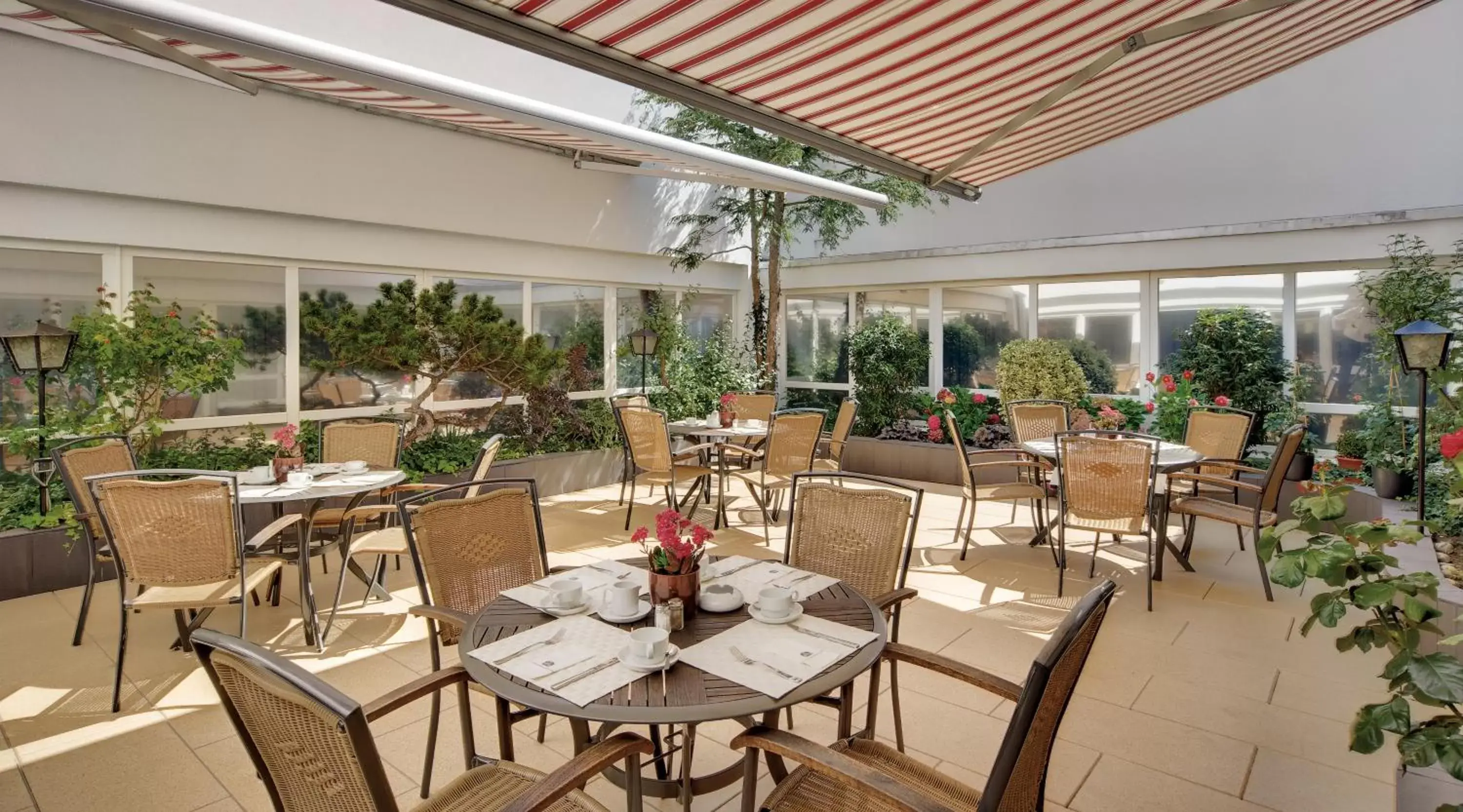 Balcony/Terrace, Restaurant/Places to Eat in Best Western Hotel Darmstadt Mitte