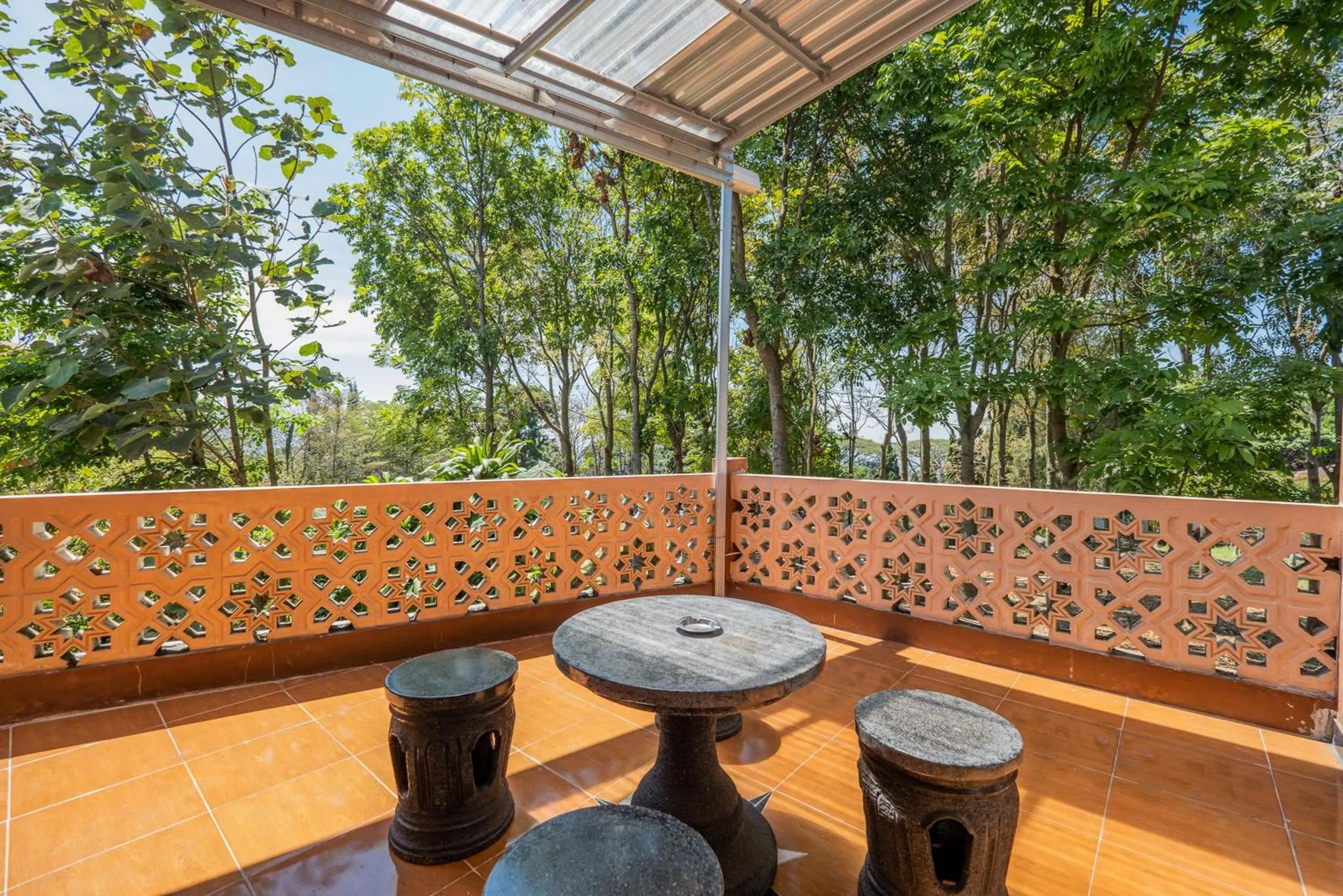 Balcony/Terrace in RedDoorz Syariah near Batu Night Spectacular