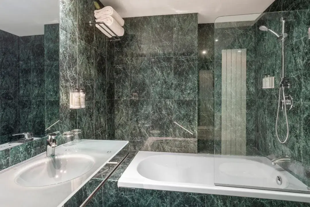 Bathroom in Hotel Ciudad de Lleida