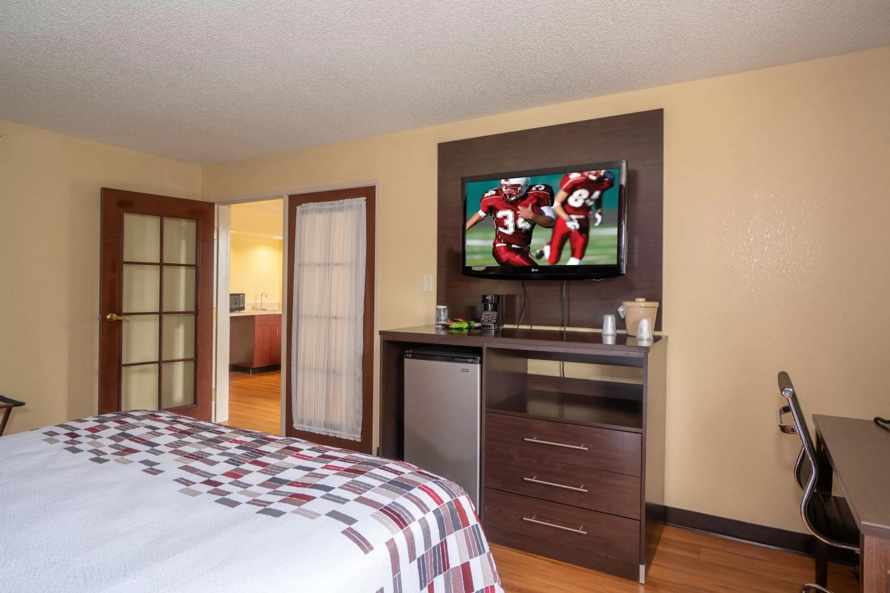 Photo of the whole room, Bed in Red Roof Inn & Suites Indianapolis Airport