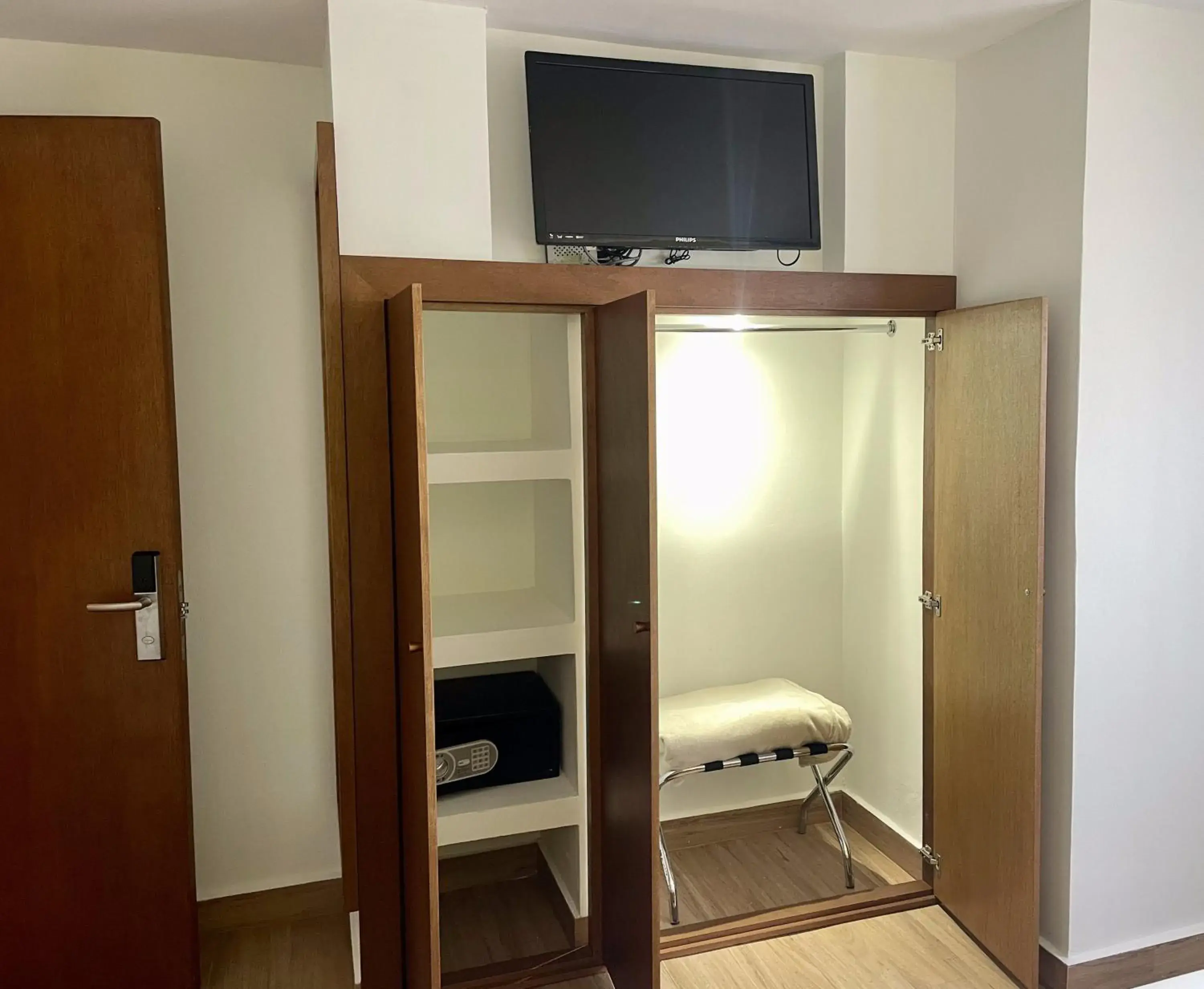 wardrobe, TV/Entertainment Center in Hotel del Paseo Campeche