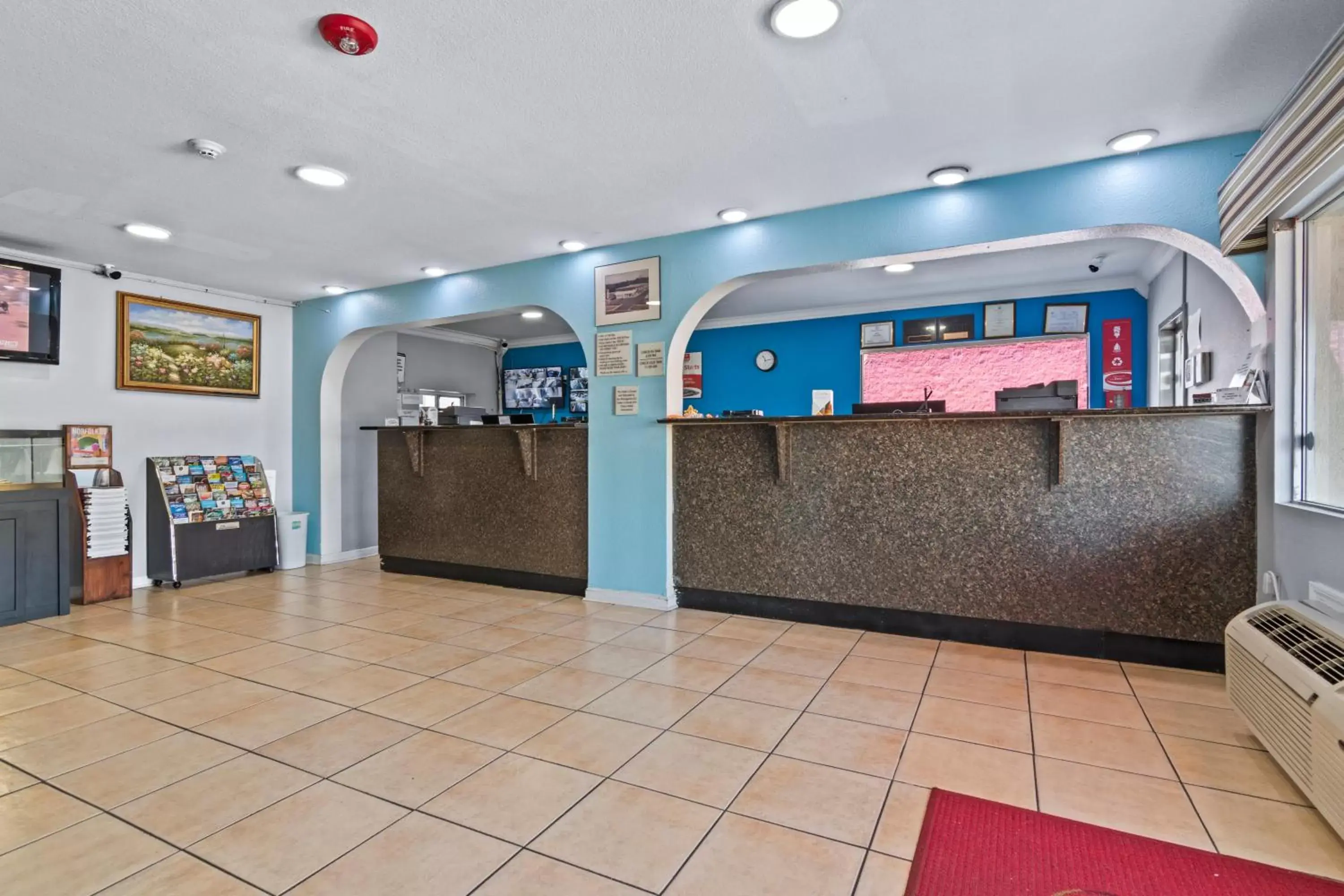 Lobby/Reception in Econo Lodge Inn & Suites I-64 & Us 13