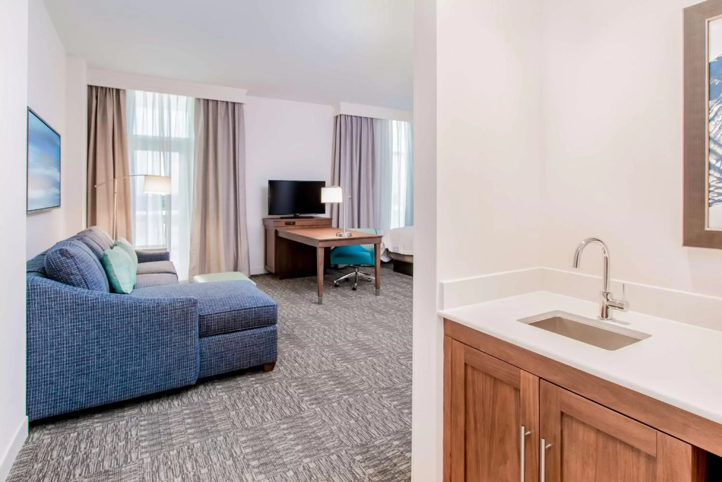 Bedroom, Kitchen/Kitchenette in Hampton Inn & Suites Panama City Beach-Beachfront