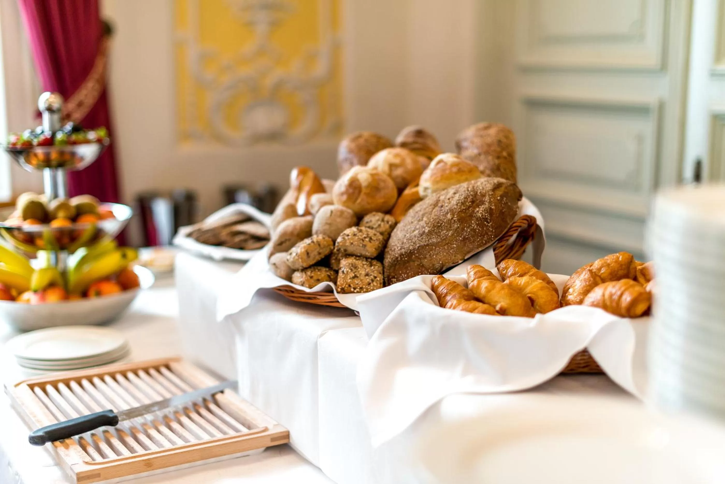 Restaurant/places to eat in Grand Hotel Europe