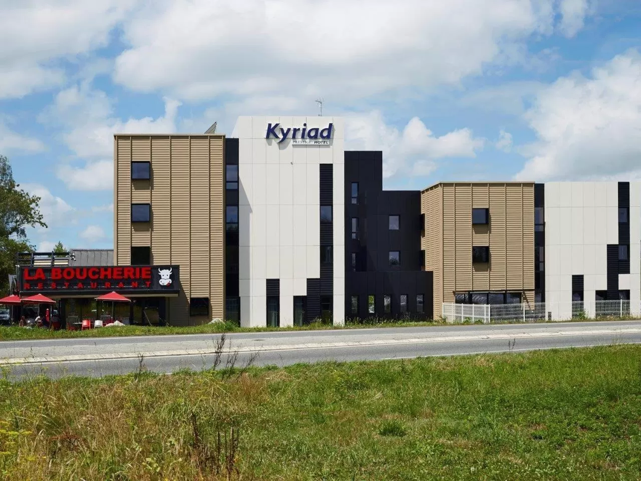 Facade/entrance in Kyriad Prestige Pau – Palais des Sports