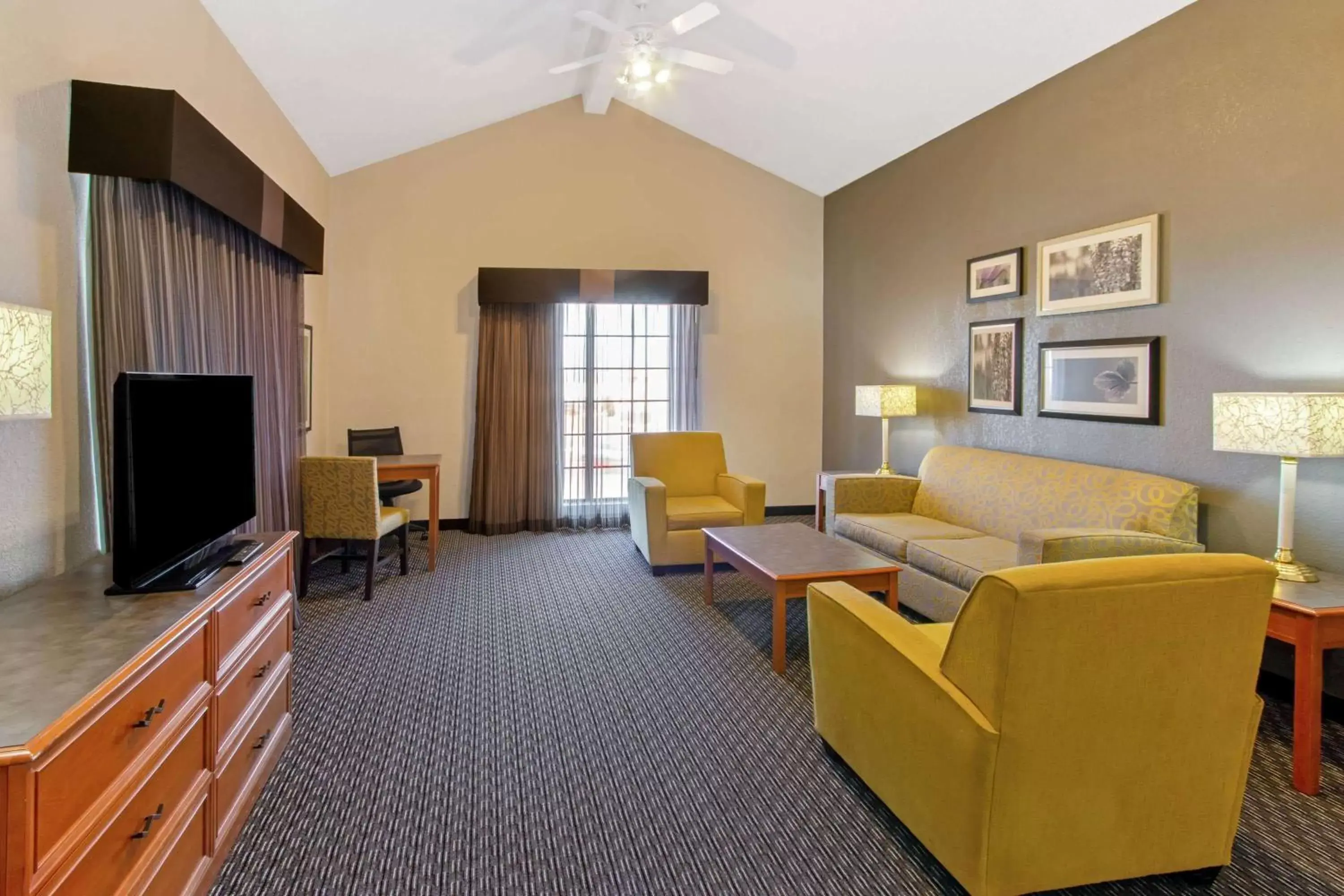 Photo of the whole room, Seating Area in La Quinta Inn by Wyndham Santa Fe