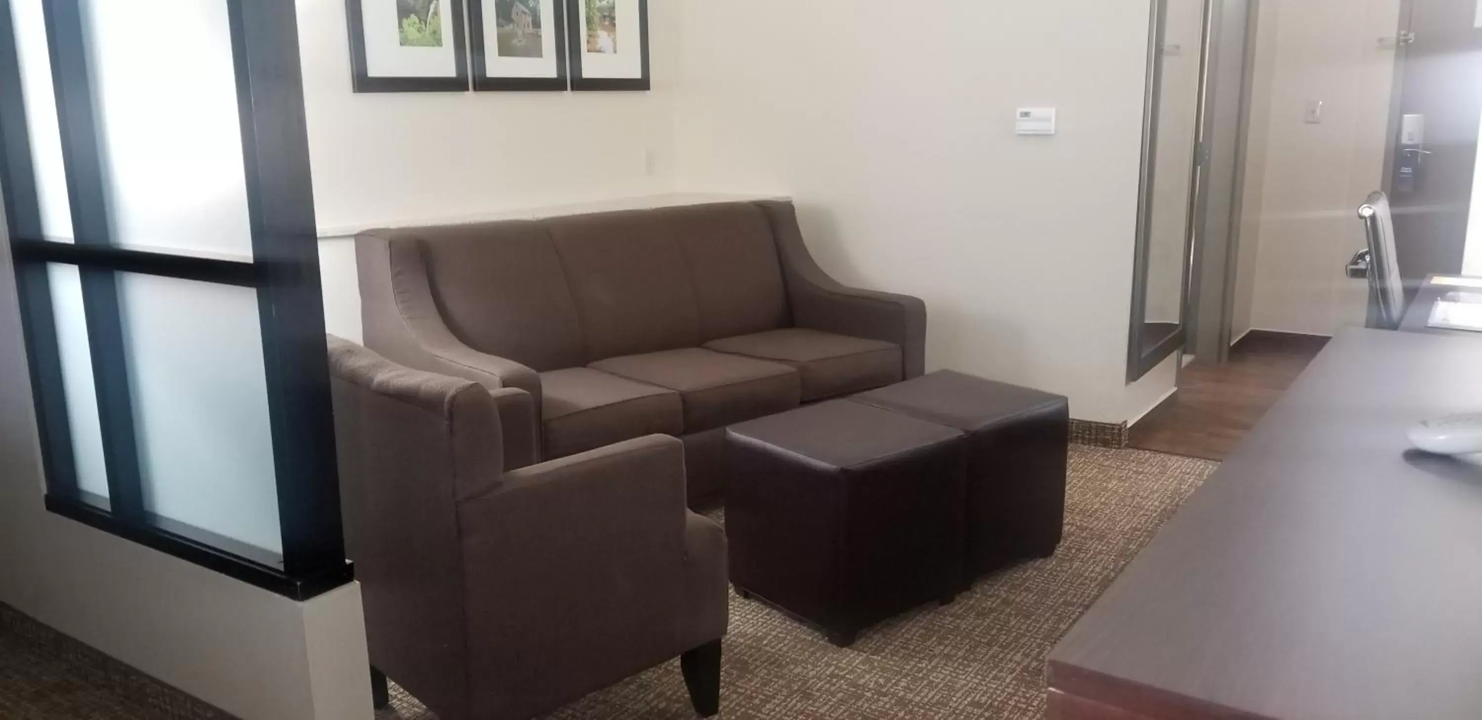 Seating Area in Comfort Suites Little Rock