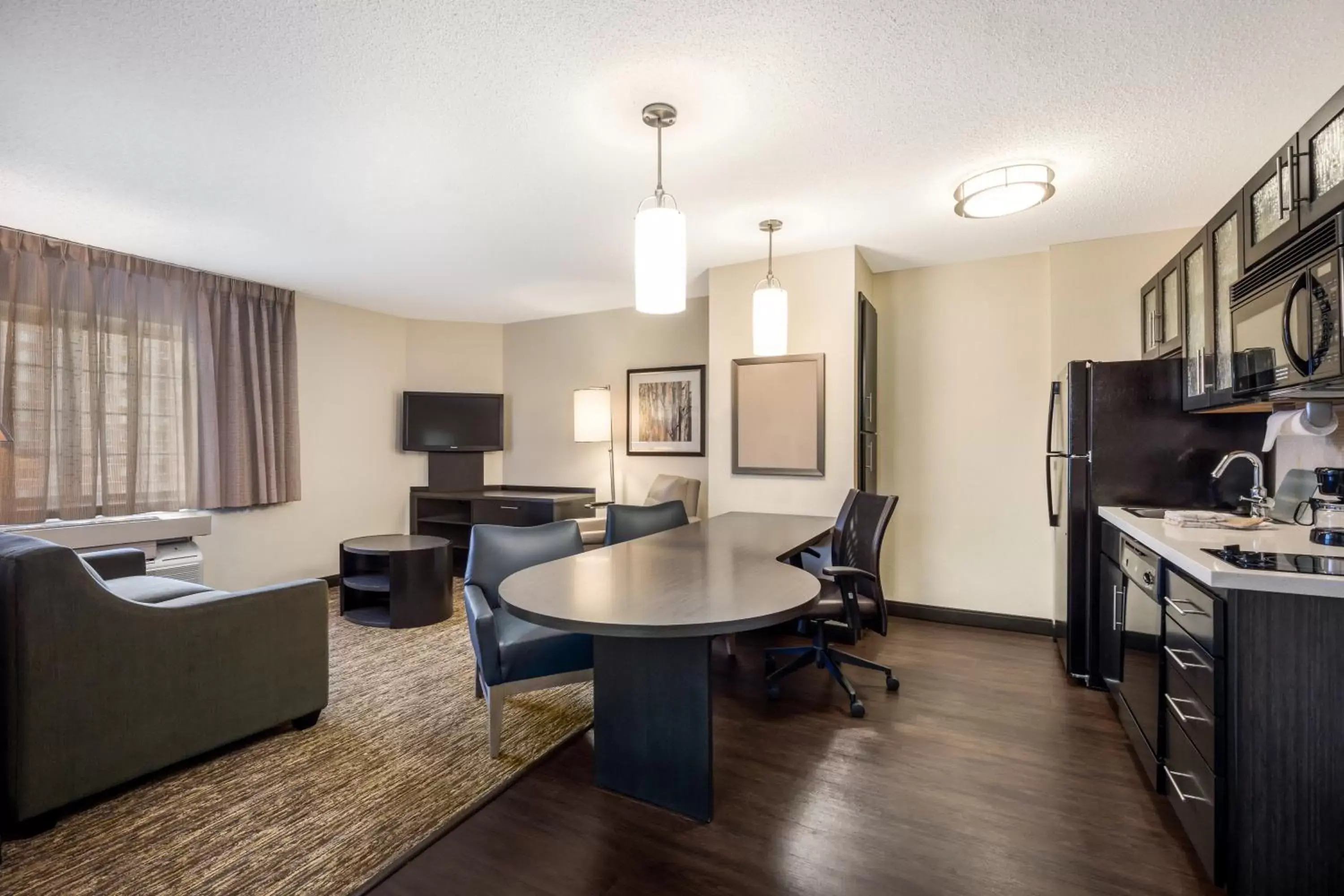 Kitchen or kitchenette, Seating Area in Sonesta Simply Suites Nanuet