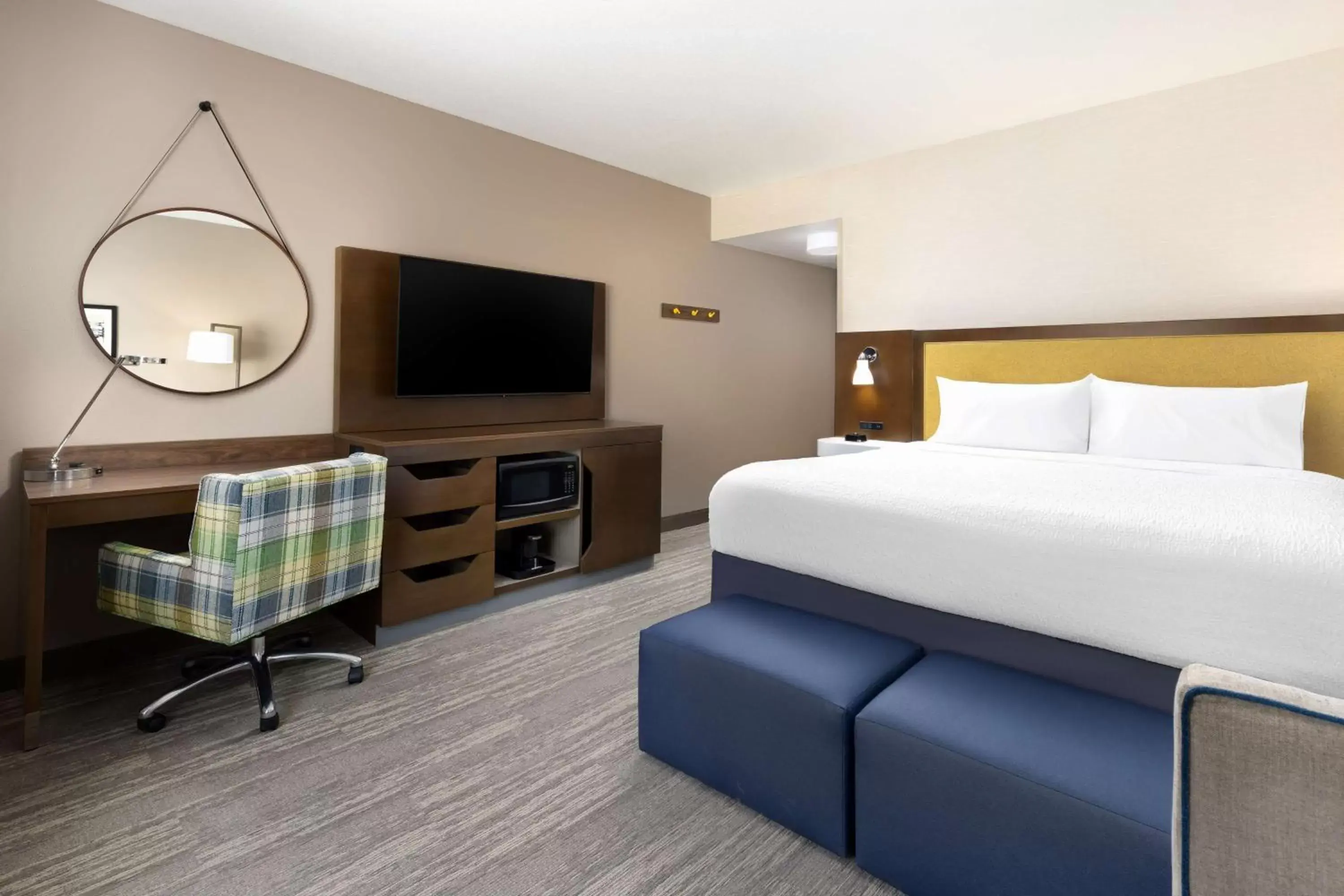 Bedroom, TV/Entertainment Center in Hampton Inn Oakhurst-Yosemite