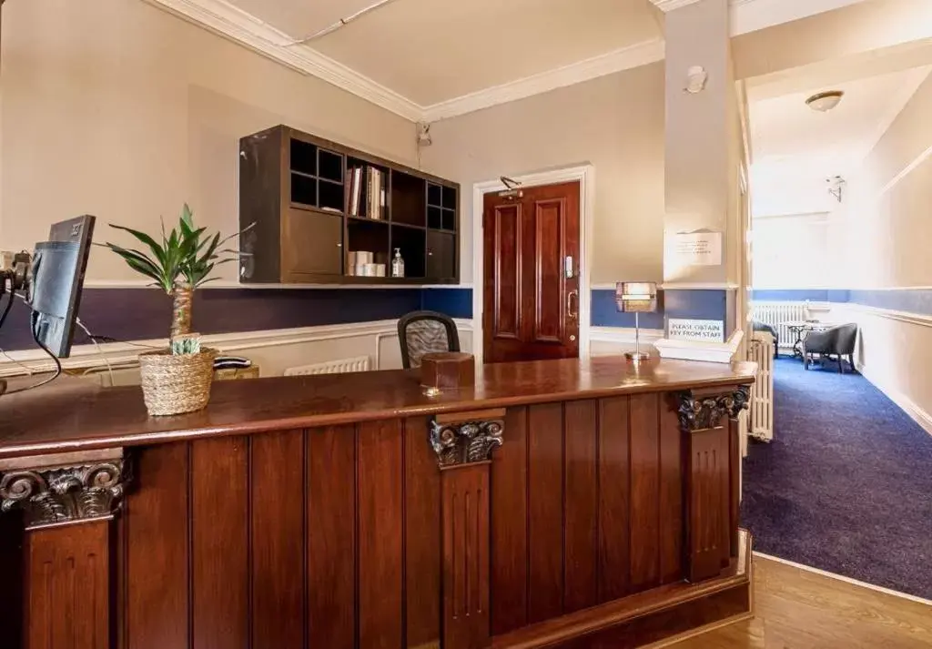 Lobby or reception, Bathroom in Royal Hotel Sheerness