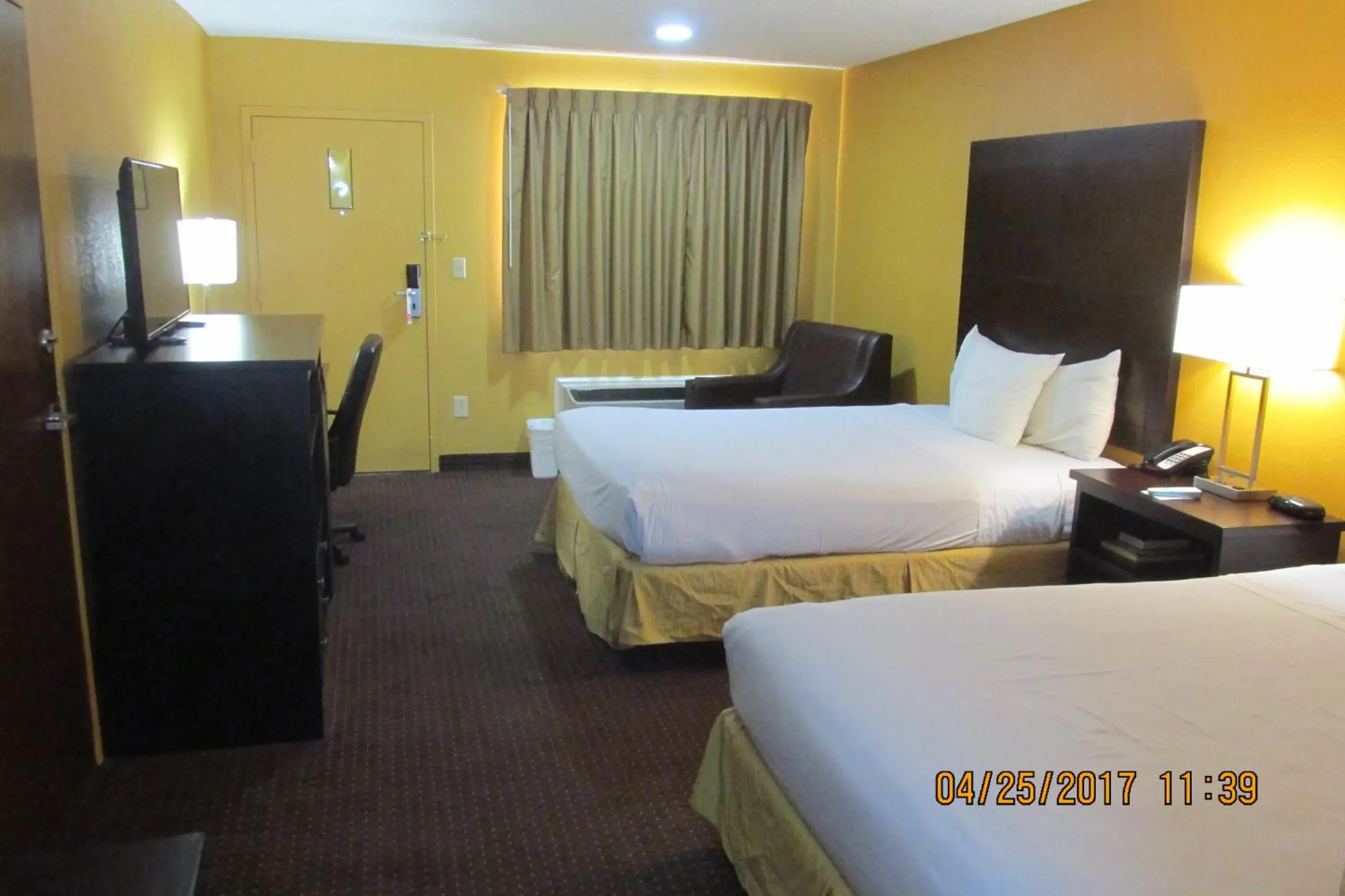 Bed in Americas Best Value Inn Byram Bed in Americas Best Value Inn Byram